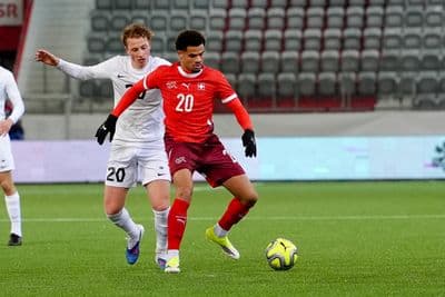 Schweiz: EM-Qualifikation U21 2026, Schweiz vs Estland - Stockhorn Arena, Thun: Zachary Athekame (20 Men Switzerland) gegen August Wagner (20 Estonia)