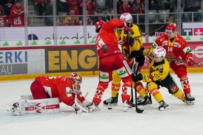 Schweiz: National League Play-In Runde 1, Spiel 1 2025/26, EHC Biel-Bienne vs SC Bern - Tissot Arena, Biel-Bienne: Marco Lehmann (23 SCB) Fabian Ritzmann (91 SCB) im Duell mit Niklas Blessing (14 EHCB), Rodwin Dionicio (94 EHCB) und Torhüter Harri Säteri - Harri Sateri (35 EHCB)