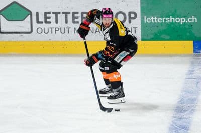 Schweiz: National League Play-In Runde 2, Spiel 1 2025/26, SC Bern vs SC Rapperswil-Jona Lakers - PostFinance Arena, Bern: Tristan Scherwey (10 SCB) in Aktion
