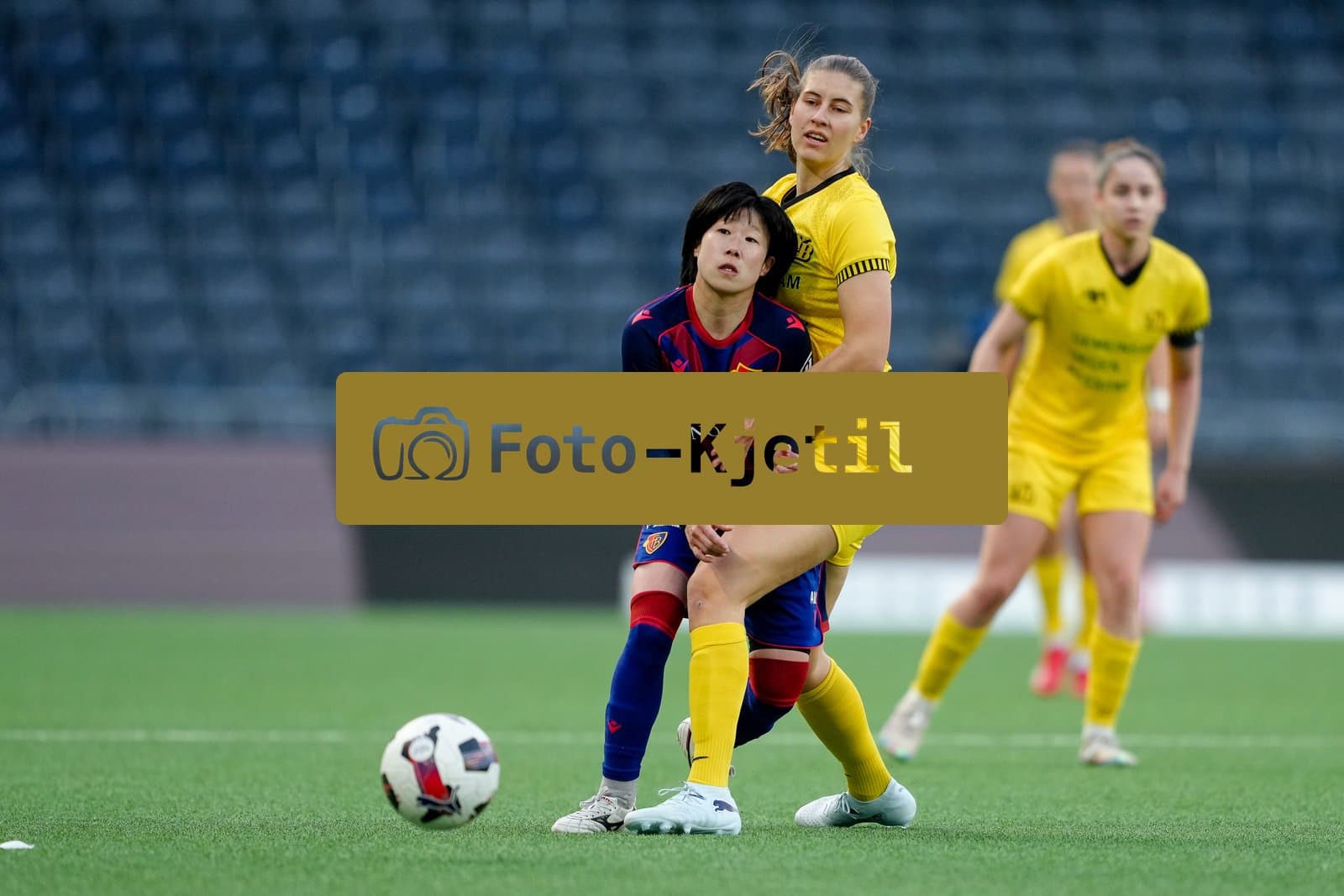 Schweiz: AXA Women's Super League 2025/26, BSC YB Frauen vs FC Basel 1893 - Stadion Wankdorf, Bern: Geraldine Ess (7 YB Frauen) gegen Mai Hirata (14 FCB)