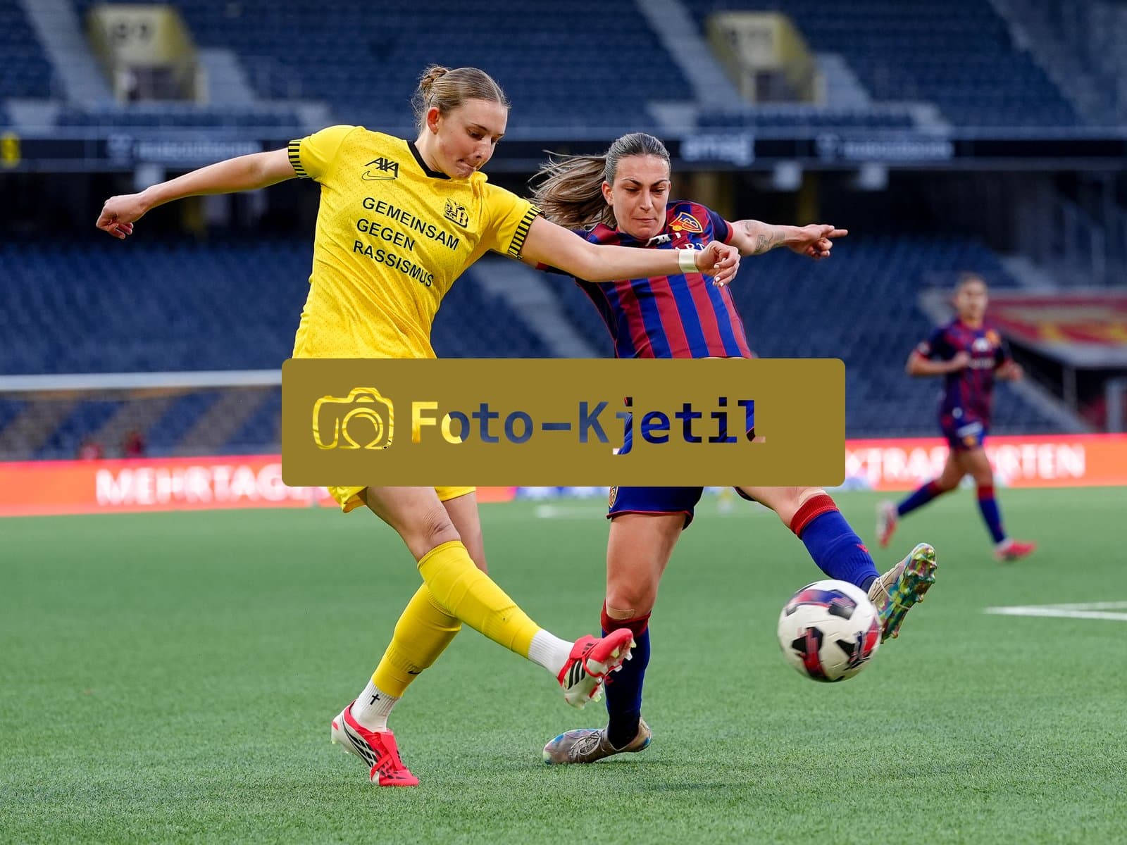 Schweiz: AXA Women's Super League 2025/26, BSC YB Frauen vs FC Basel 1893 - Stadion Wankdorf, Bern: Alice Ilaria Berti (19 FCB) gegen Rebecca Villena y Scheffler (77 YB Frauen)