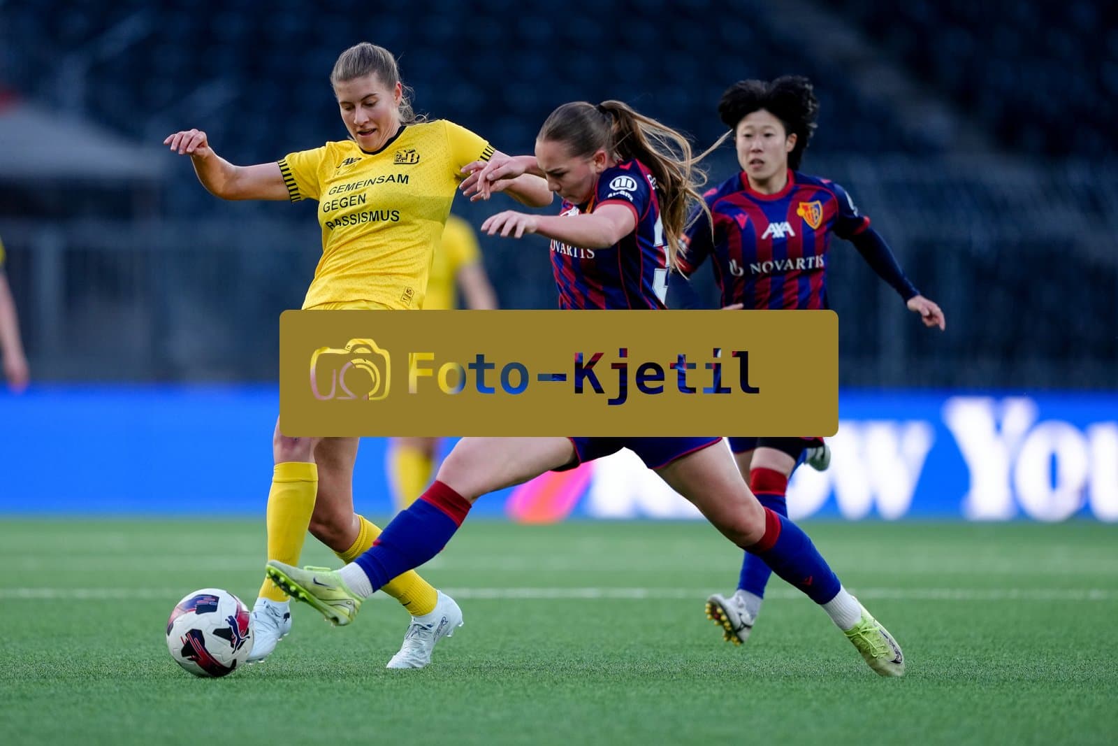 Schweiz: AXA Women's Super League 2025/26, BSC YB Frauen vs FC Basel 1893 - Stadion Wankdorf, Bern: Geraldine Ess (7 YB Frauen) im Duell mit Krystyna Flis (30 FCB)