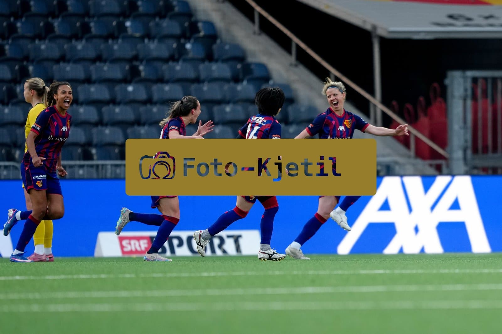 Schweiz: AXA Women's Super League 2025/26, BSC YB Frauen vs FC Basel 1893 - Stadion Wankdorf, Bern: Jana Vojtekova (20 FCB) jubelt nach ihrem Tor mit dem Team