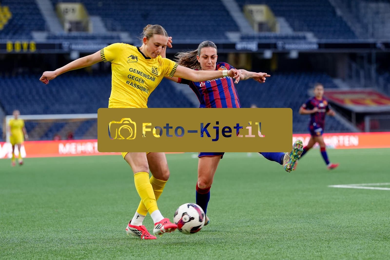 Schweiz: AXA Women's Super League 2025/26, BSC YB Frauen vs FC Basel 1893 - Stadion Wankdorf, Bern: Alice Ilaria Berti (19 FCB) gegen Rebecca Villena y Scheffler (77 YB Frauen)