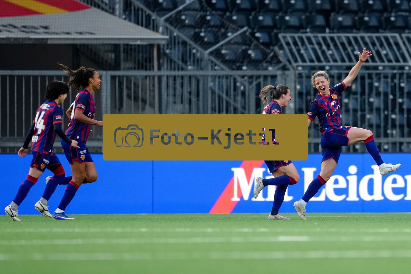 Schweiz: AXA Women's Super League 2025/26, BSC YB Frauen vs FC Basel 1893 - Stadion Wankdorf, Bern: Jana Vojtekova (20 FCB) jubelt nach ihrem Tor mit dem Team