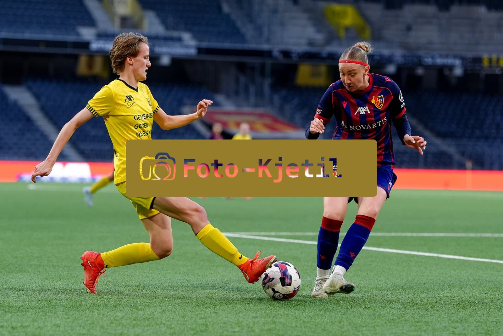 Schweiz: AXA Women's Super League 2025/26, BSC YB Frauen vs FC Basel 1893 - Stadion Wankdorf, Bern: Andela Krstic (16 FCB) gegen Bianca Dysli (23 YB Frauen)