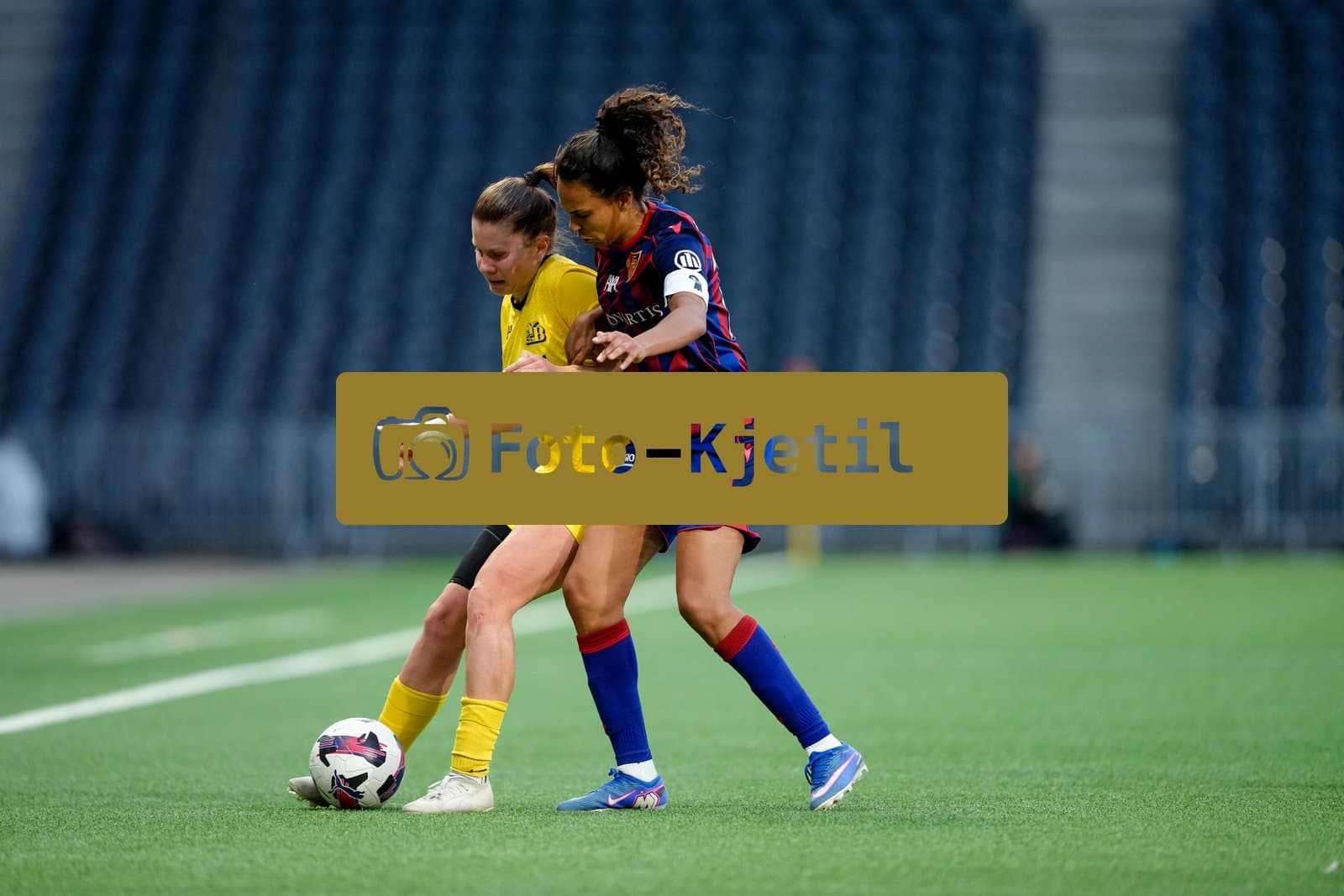 Schweiz: AXA Women's Super League 2025/26, BSC YB Frauen vs FC Basel 1893 - Stadion Wankdorf, Bern: Emilie Bernhardt (25 YB Frauen) im Duell mit Coumba Louisa Sow (18 FCB)
