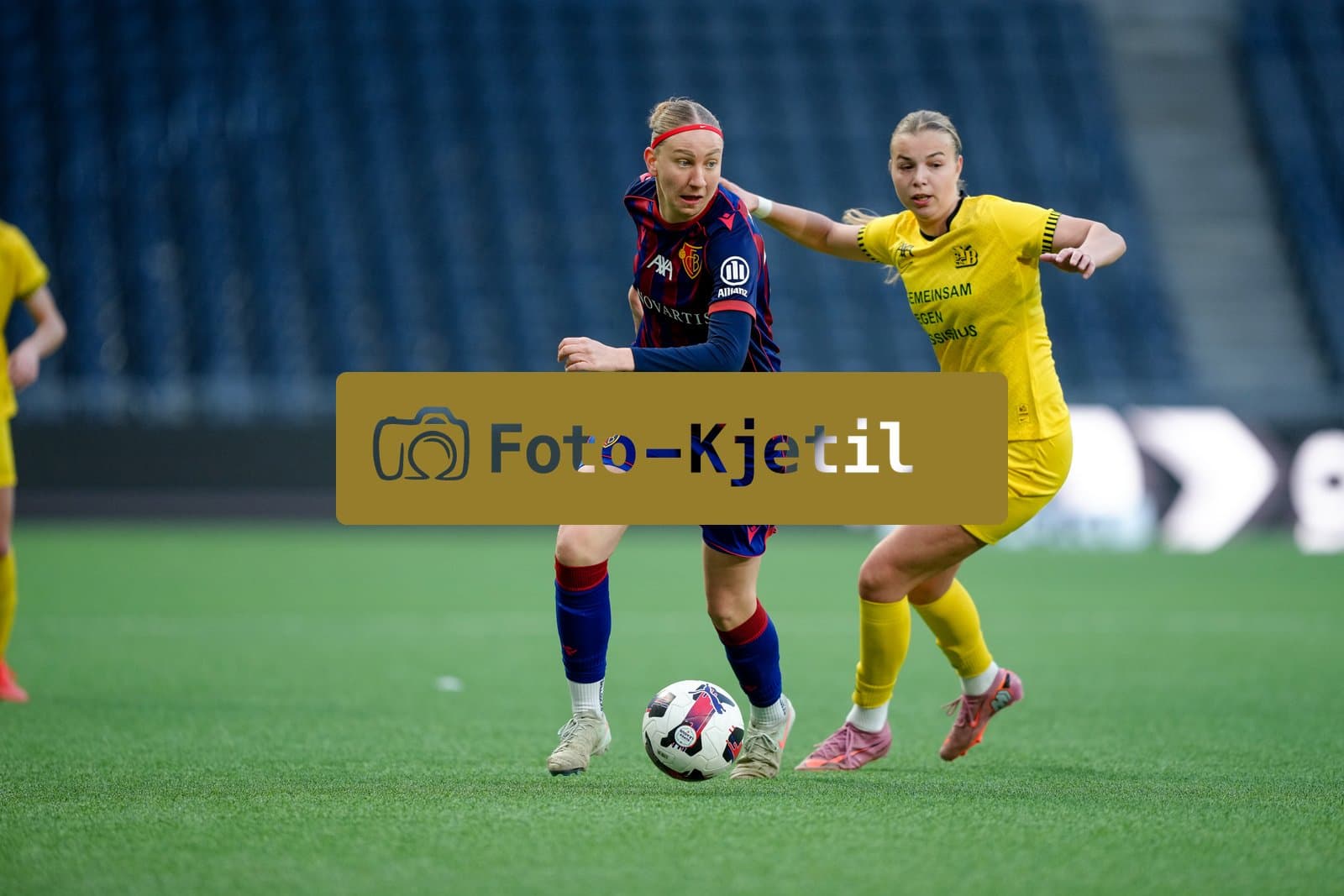 Schweiz: AXA Women's Super League 2025/26, BSC YB Frauen vs FC Basel 1893 - Stadion Wankdorf, Bern: Maja Jelcic (99 YB Frauen) gegen Andela Krstic (16 FCB)