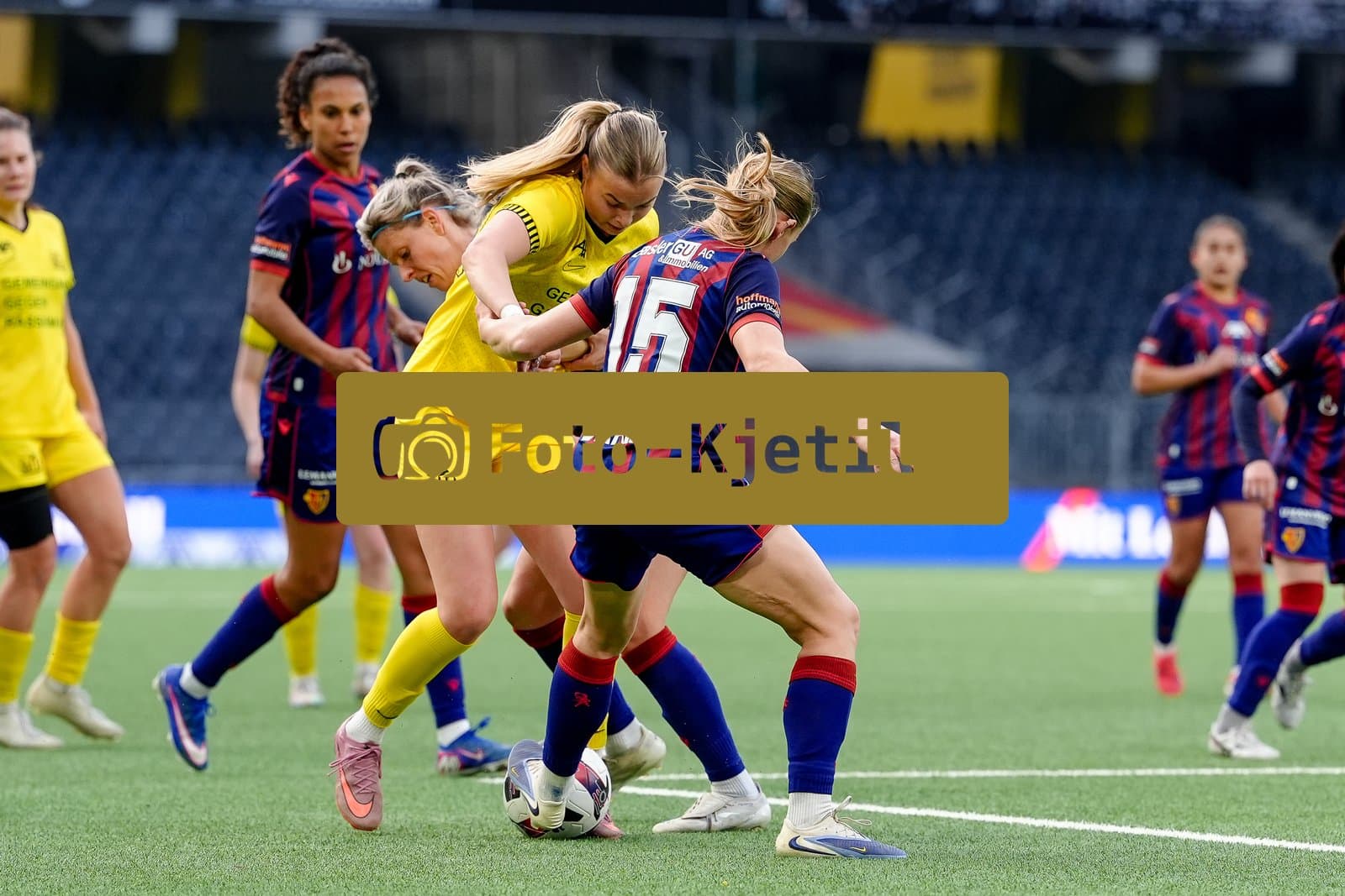 Schweiz: AXA Women's Super League 2025/26, BSC YB Frauen vs FC Basel 1893 - Stadion Wankdorf, Bern: Antonia Baass (15 FCB) und Jana Vojtekova (20 FCB) gegen Maja Jelcic (99 YB Frauen)