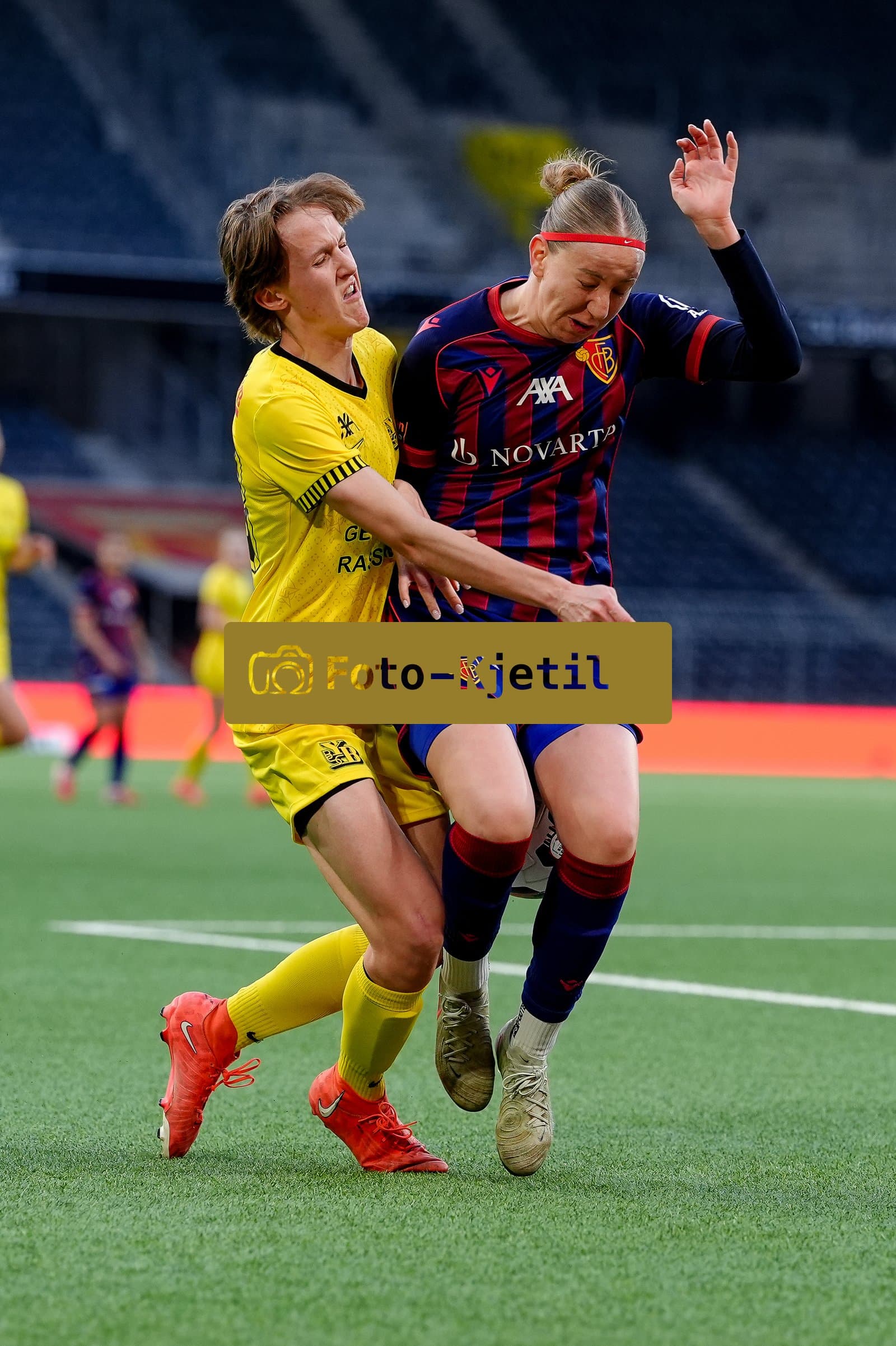 Schweiz: AXA Women's Super League 2025/26, BSC YB Frauen vs FC Basel 1893 - Stadion Wankdorf, Bern: Andela Krstic (16 FCB) gegen Bianca Dysli (23 YB Frauen)