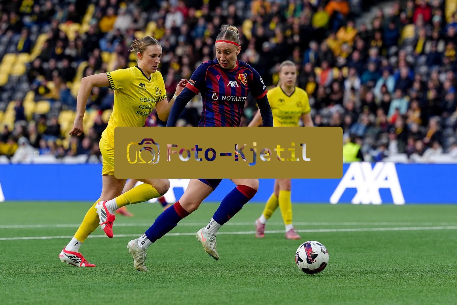Schweiz: AXA Women's Super League 2025/26, BSC YB Frauen vs FC Basel 1893 - Stadion Wankdorf, Bern: Rebecca Villena y Scheffler (77 YB Frauen) gegen Andela Krstic (16 FCB)