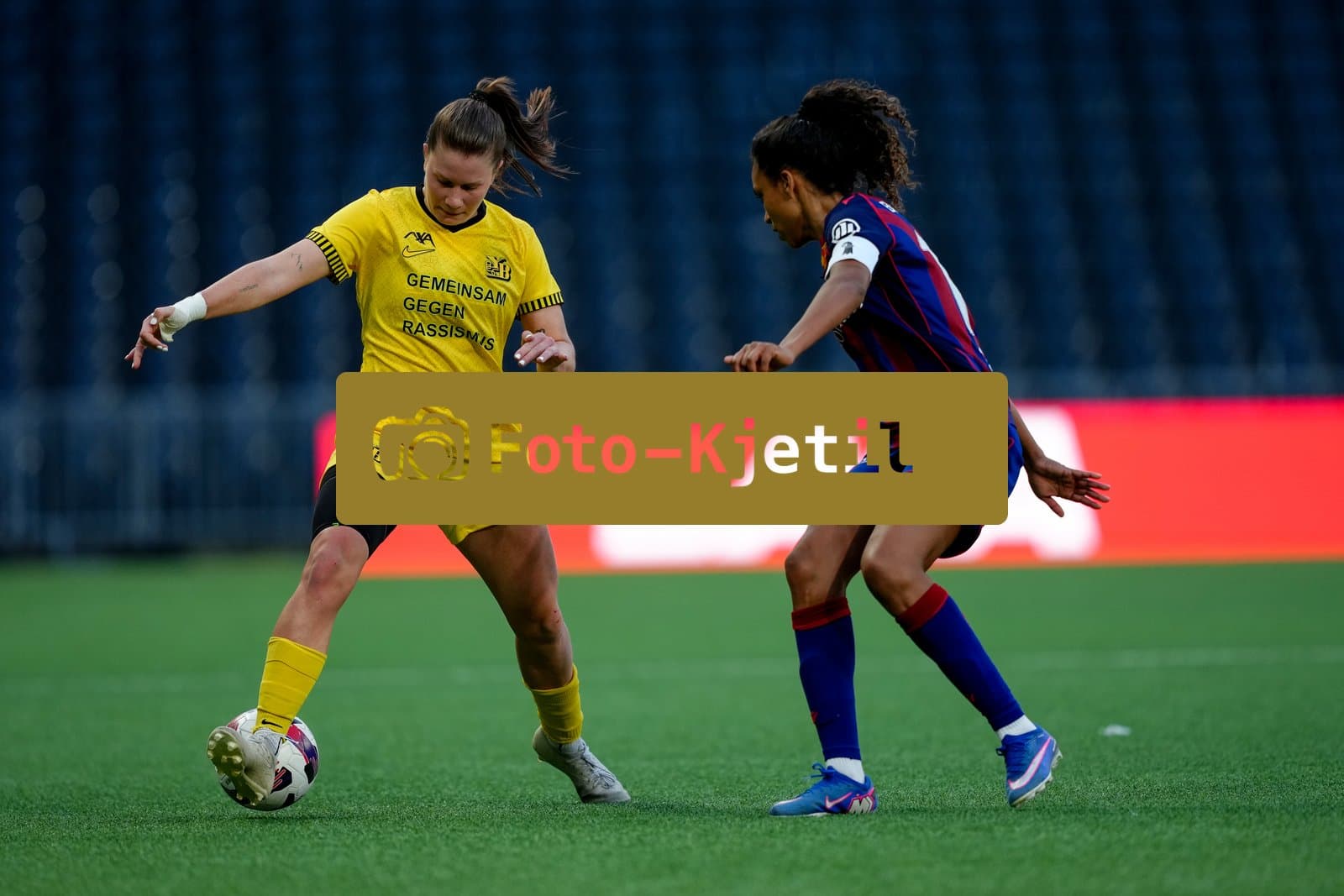 Schweiz: AXA Women's Super League 2025/26, BSC YB Frauen vs FC Basel 1893 - Stadion Wankdorf, Bern: Emilie Bernhardt (25 YB Frauen) im Duell mit Coumba Louisa Sow (18 FCB)