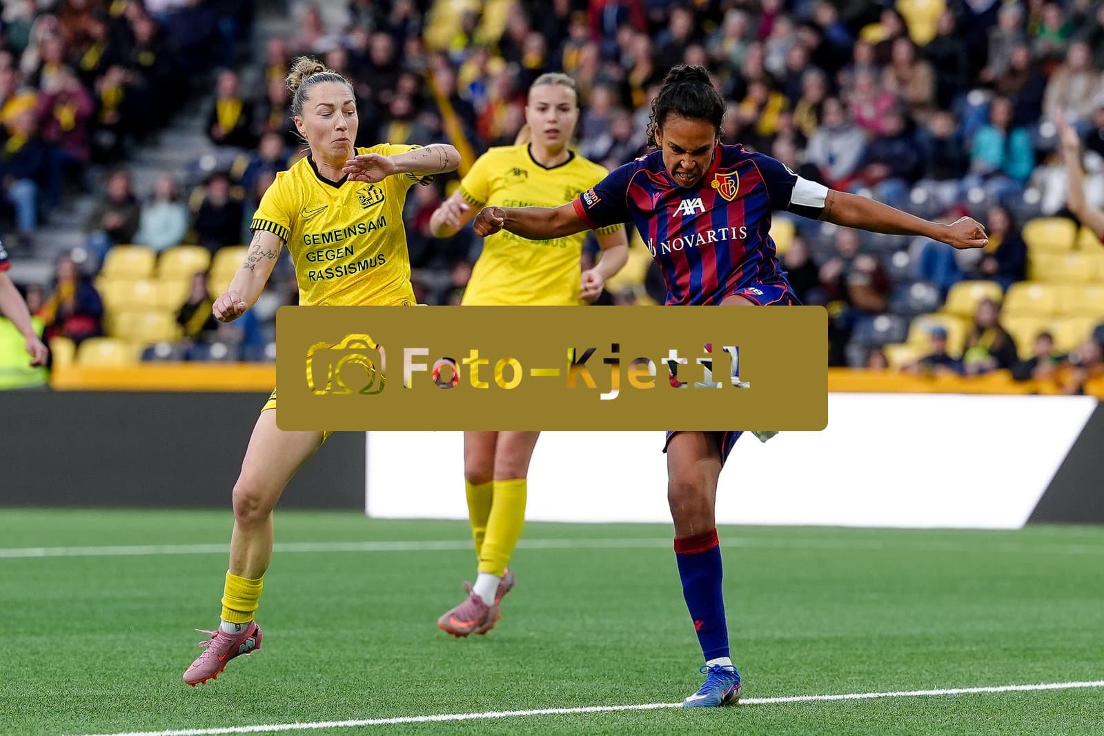 Schweiz: AXA Women's Super League 2025/26, BSC YB Frauen vs FC Basel 1893 - Stadion Wankdorf, Bern: Lisa Josten (24 YB Frauen) gegen Coumba Louisa Sow (18 FCB)