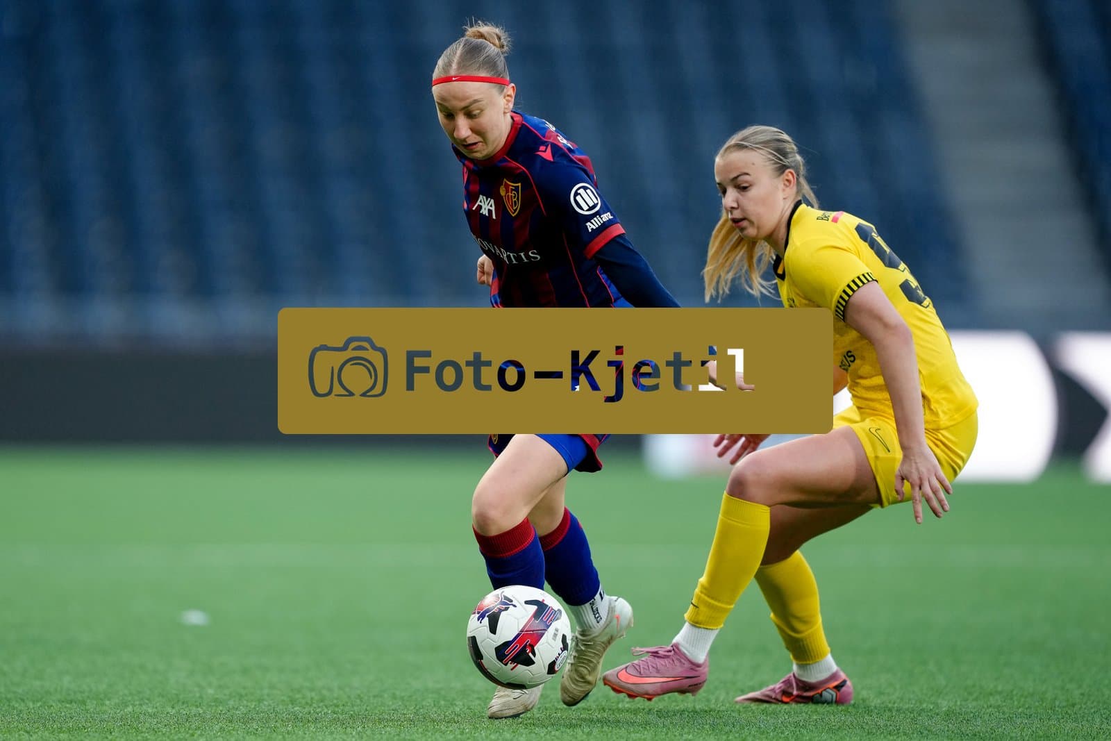 Schweiz: AXA Women's Super League 2025/26, BSC YB Frauen vs FC Basel 1893 - Stadion Wankdorf, Bern: Maja Jelcic (99 YB Frauen) gegen Andela Krstic (16 FCB)