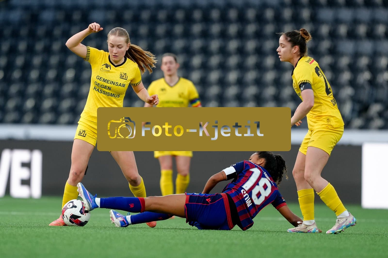 Schweiz: AXA Women's Super League 2025/26, BSC YB Frauen vs FC Basel 1893 - Stadion Wankdorf, Bern: Noa Linn Münger - Noa Linn Munger (8 YB Frauen) mit Georgia Chalatsogianni (22 YB Frauen) gegen Coumba Louisa Sow (18 FCB)