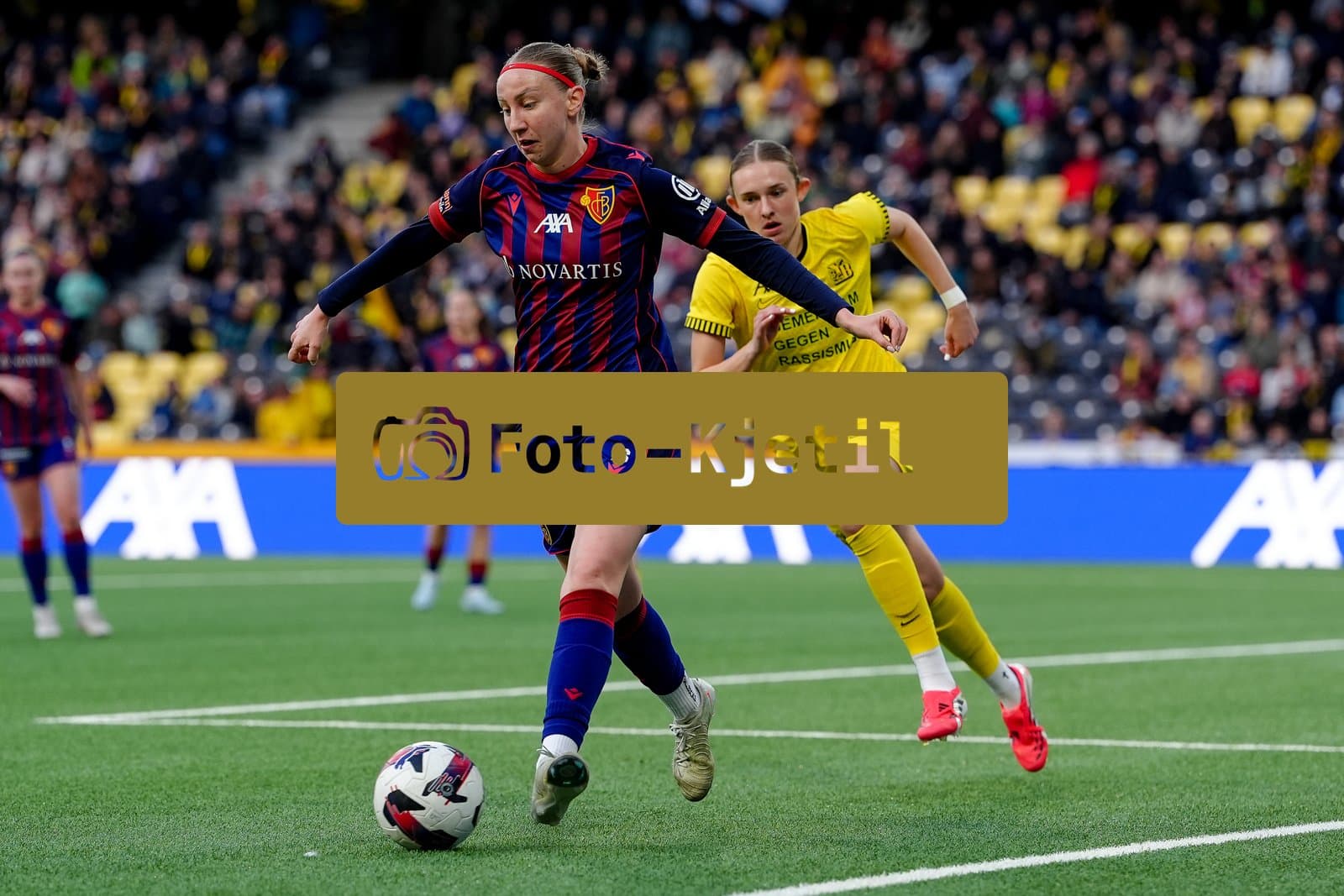 Schweiz: AXA Women's Super League 2025/26, BSC YB Frauen vs FC Basel 1893 - Stadion Wankdorf, Bern: Rebecca Villena y Scheffler (77 YB Frauen) gegen Andela Krstic (16 FCB)