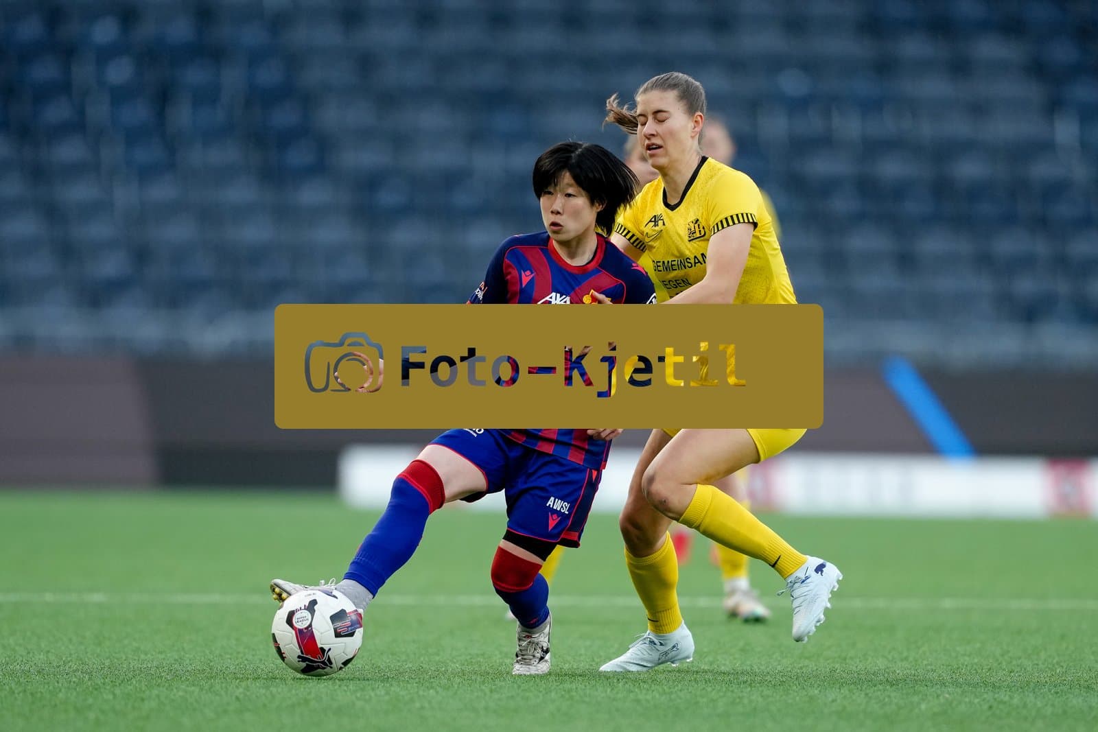 Schweiz: AXA Women's Super League 2025/26, BSC YB Frauen vs FC Basel 1893 - Stadion Wankdorf, Bern: Mai Hirata (14 FCB) im Duell mit Rebecca Villena y Scheffler (77 YB Frauen)