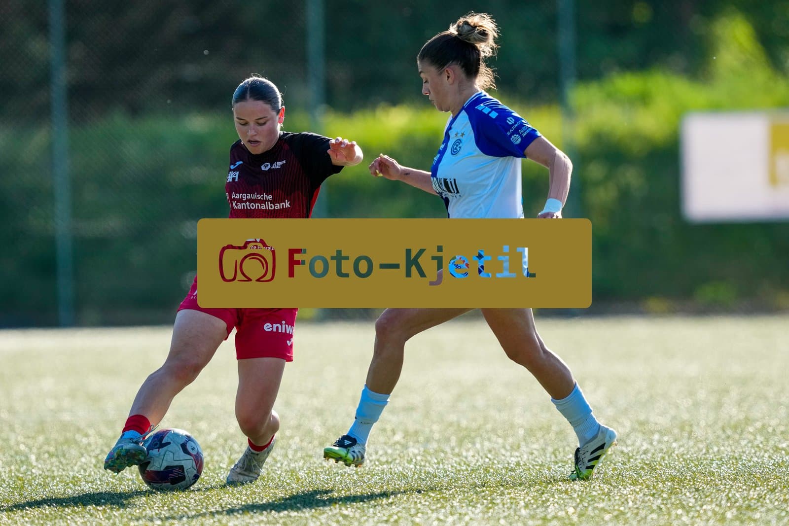 Schweiz: AXA Women's Super League 2025/26, FC Aarau Frauen vs GC Frauenfussball - Sportanlage Schachen, Aarau: Anja Klingenstein (11 FC Aarau) im Duell mit Viola Avduli (23 Grasshoppers)