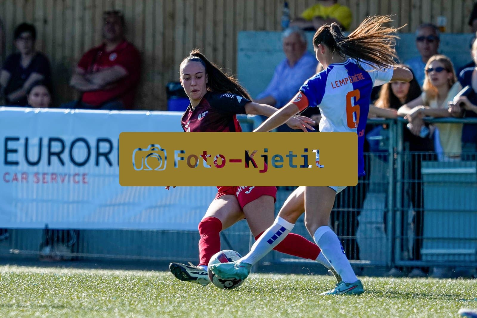 Schweiz: AXA Women's Super League 2025/26, FC Aarau Frauen vs GC Frauenfussball - Sportanlage Schachen, Aarau: Rita Filipa Do Sul (28 FC Aarau) im Duell mit Luna Lemperiere (6 Grasshoppers)