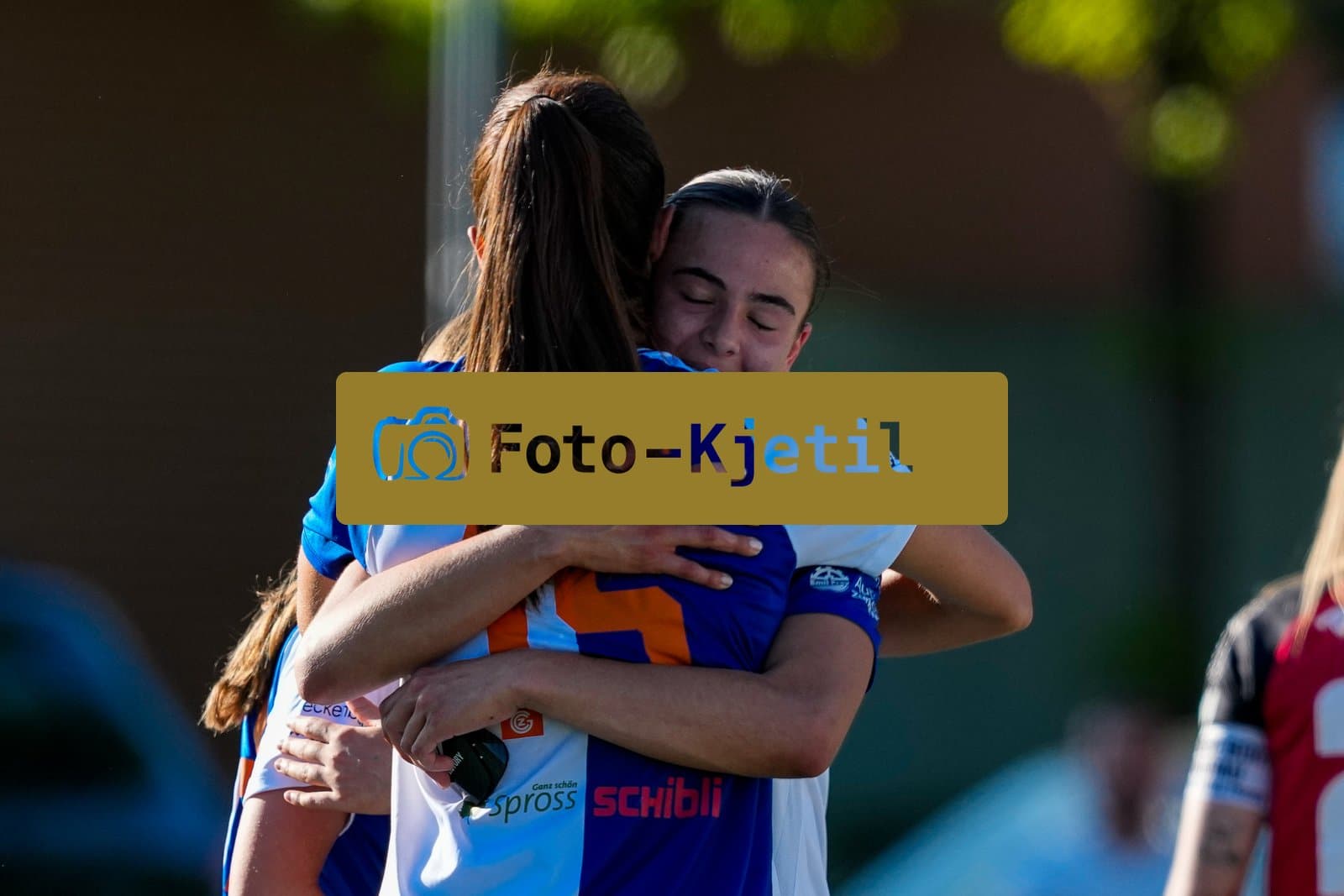 Schweiz: AXA Women's Super League 2025/26, FC Aarau Frauen vs GC Frauenfussball - Sportanlage Schachen, Aarau: Emma Egli (21 Grasshoppers) mit Marta Cazalla Garcia (15 Grasshoppers) nach dem Spiel
