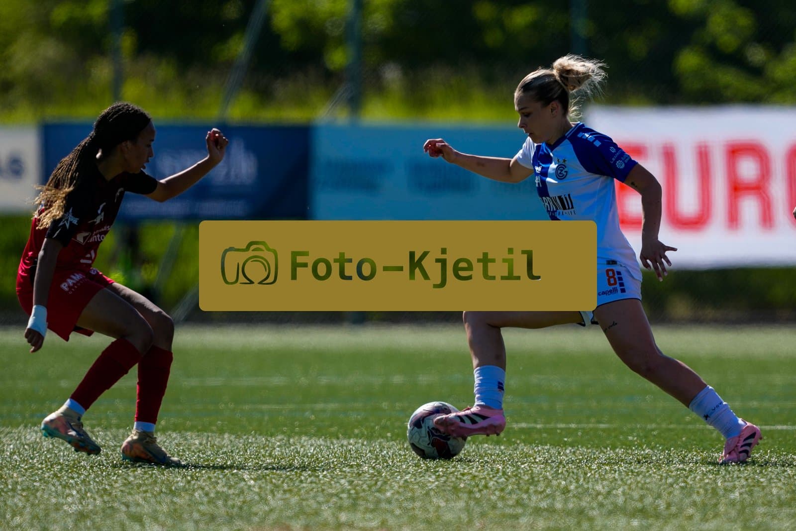 Schweiz: AXA Women's Super League 2025/26, FC Aarau Frauen vs GC Frauenfussball - Sportanlage Schachen, Aarau: Joy Steck (17 FC Aarau) im Duell mit Ella Ljustina (8 Grasshoppers)