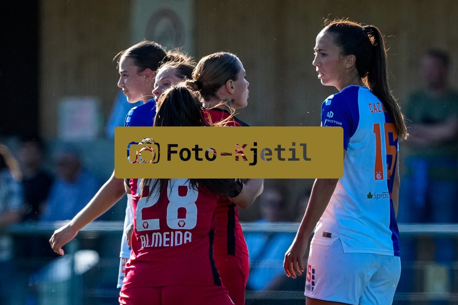 Schweiz: AXA Women's Super League 2025/26, FC Aarau Frauen vs GC Frauenfussball - Sportanlage Schachen, Aarau: Vanesa Hoti (8 FC Aarau) im Gespräch mit Marta Cazalla Garcia (15 Grasshoppers)