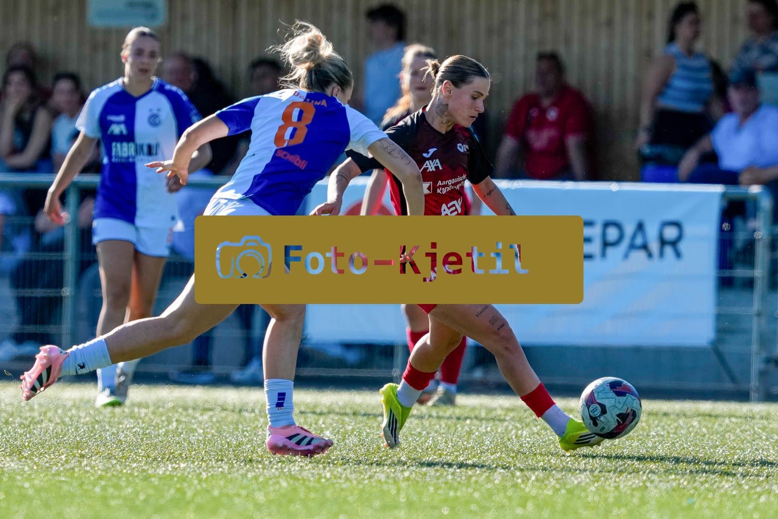 Schweiz: AXA Women's Super League 2025/26, FC Aarau Frauen vs GC Frauenfussball - Sportanlage Schachen, Aarau: Vanesa Hoti (8 FC Aarau) im Duell mit Ella Ljustina (8 Grasshoppers)