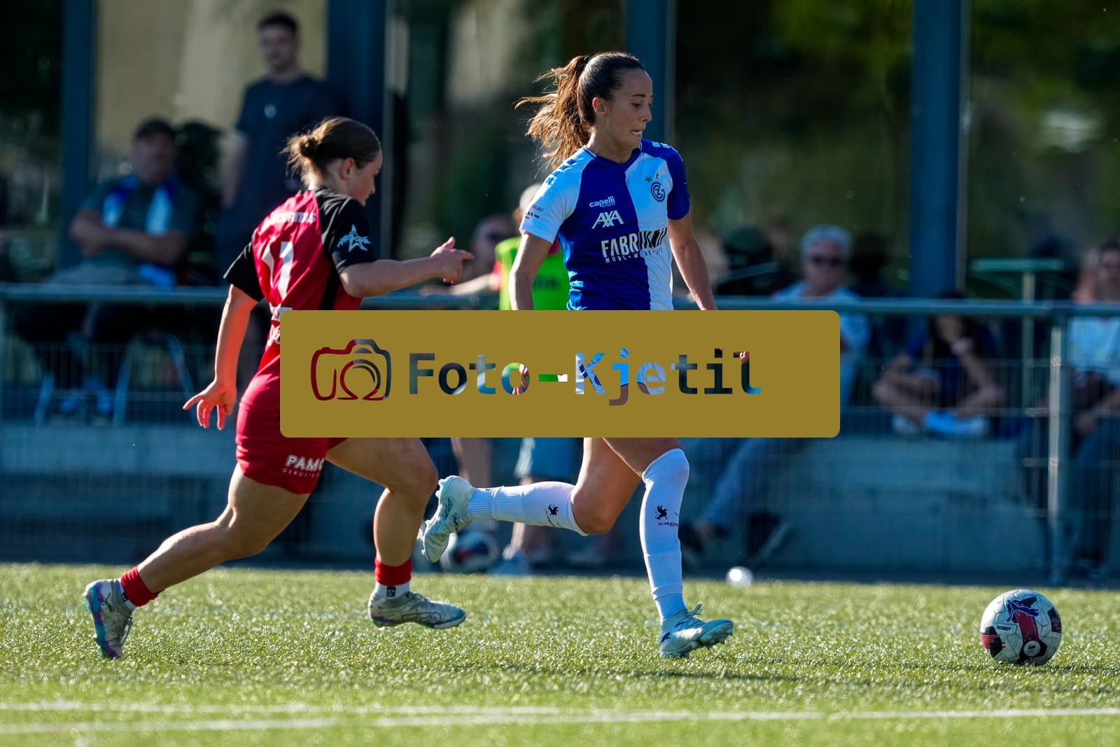 Schweiz: AXA Women's Super League 2025/26, FC Aarau Frauen vs GC Frauenfussball - Sportanlage Schachen, Aarau: Marta Cazalla Garcia (15 Grasshoppers) im Duell mit Anja Klingenstein (11 FC Aarau)