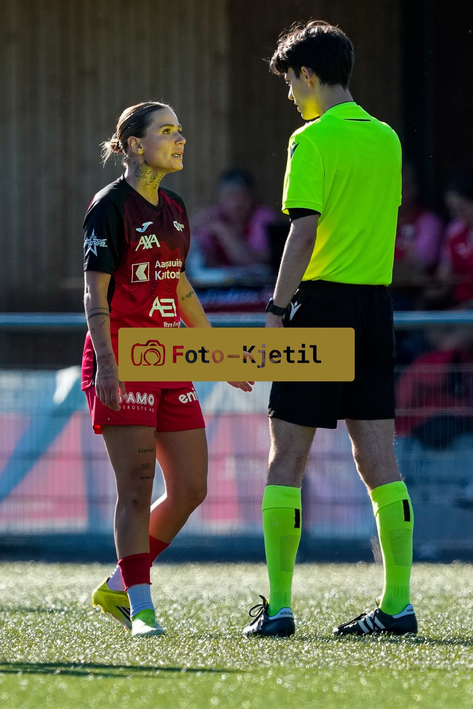 Schweiz: AXA Women's Super League 2025/26, FC Aarau Frauen vs GC Frauenfussball - Sportanlage Schachen, Aarau: Vanesa Hoti (8 FC Aarau) im Gespräch mit Schiedsrichter Nico Rechsteiner