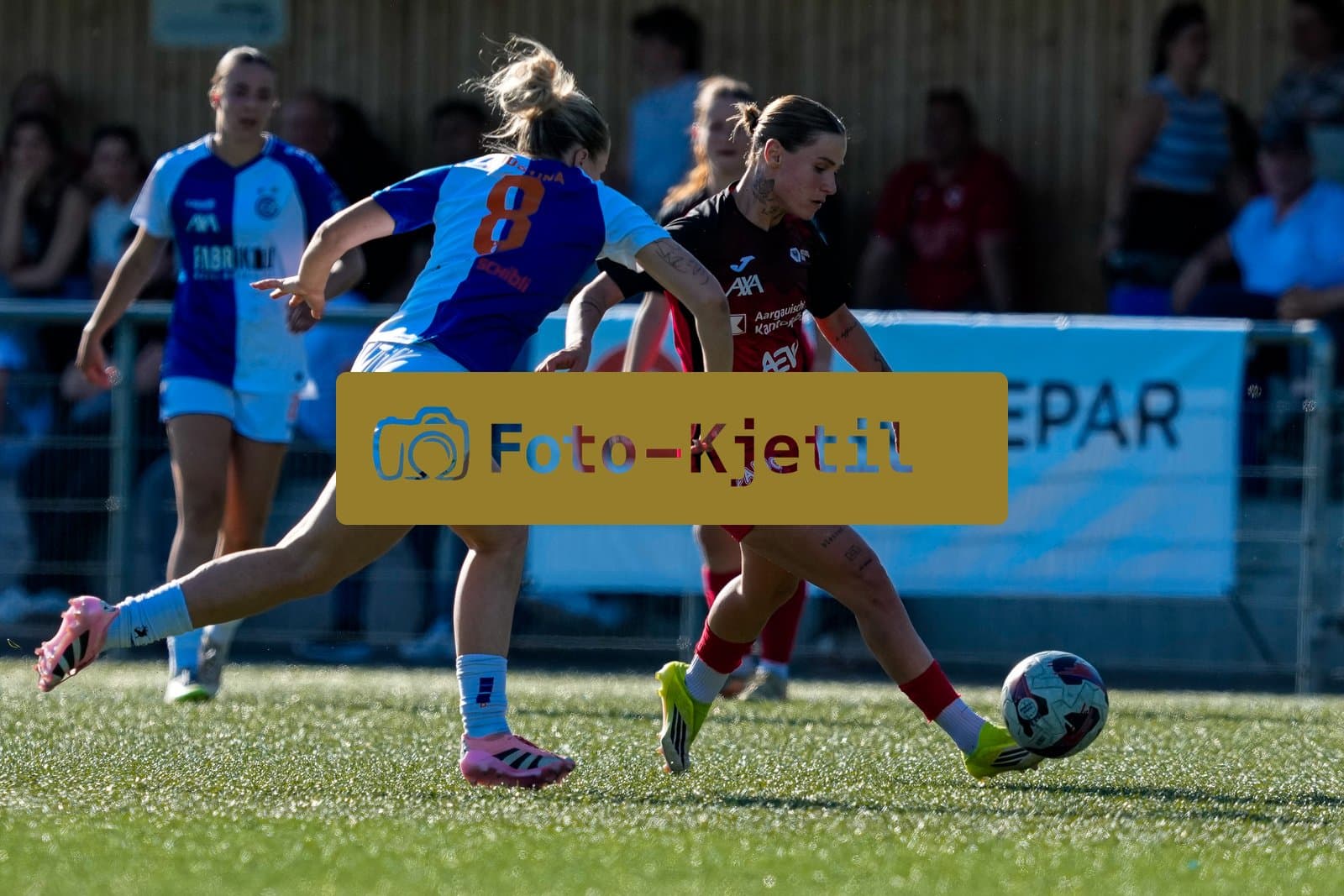 Schweiz: AXA Women's Super League 2025/26, FC Aarau Frauen vs GC Frauenfussball - Sportanlage Schachen, Aarau: Vanesa Hoti (8 FC Aarau) im Duell mit Ella Ljustina (8 Grasshoppers)