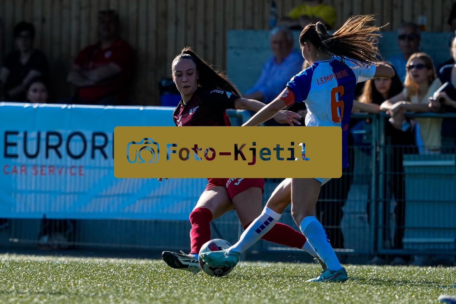 Schweiz: AXA Women's Super League 2025/26, FC Aarau Frauen vs GC Frauenfussball - Sportanlage Schachen, Aarau: Rita Filipa Do Sul (28 FC Aarau) im Duell mit Luna Lemperiere (6 Grasshoppers)