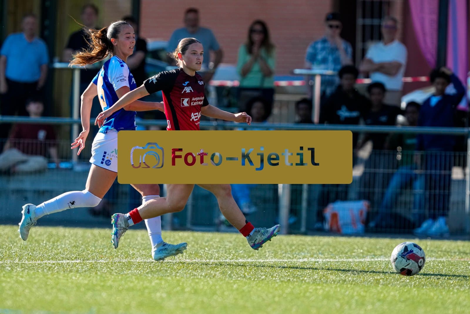 Schweiz: AXA Women's Super League 2025/26, FC Aarau Frauen vs GC Frauenfussball - Sportanlage Schachen, Aarau: Marta Cazalla Garcia (15 Grasshoppers) gegen Anja Klingenstein (11 FC Aarau)