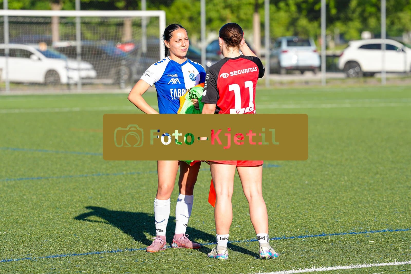 Schweiz: AXA Women's Super League 2025/26, FC Aarau Frauen vs GC Frauenfussball - Sportanlage Schachen, Aarau: Noemie Potier (11 Grasshoppers) mit Anja Klingenstein (11 FC Aarau) nach dem Spiel