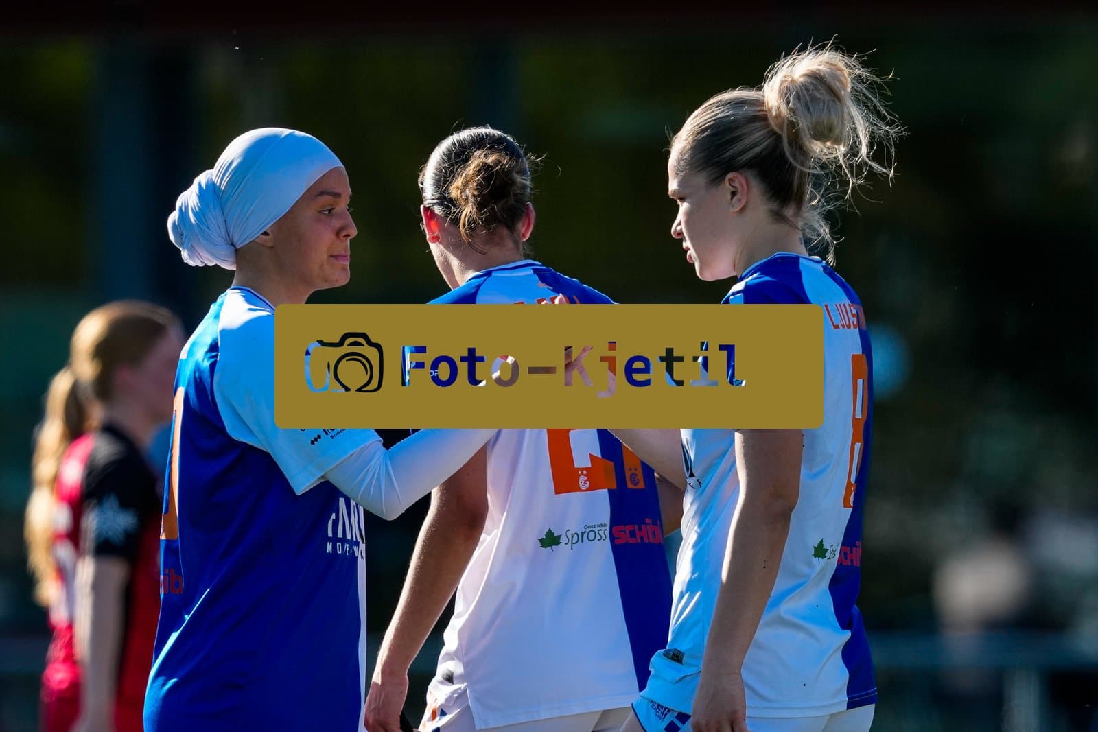 Schweiz: AXA Women's Super League 2025/26, FC Aarau Frauen vs GC Frauenfussball - Sportanlage Schachen, Aarau: Imane Touriss (20 Grasshoppers) mit Ella Ljustina (8 Grasshoppers) nach dem Spiel