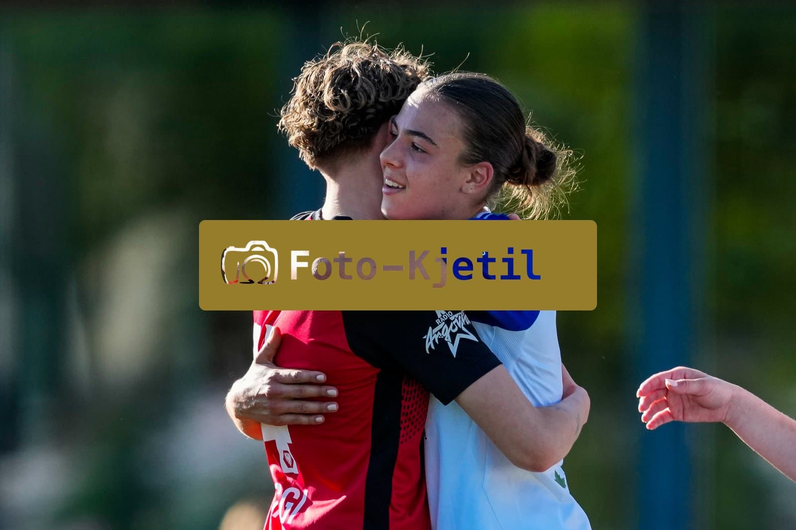 Schweiz: AXA Women's Super League 2025/26, FC Aarau Frauen vs GC Frauenfussball - Sportanlage Schachen, Aarau: Emma Egli (21 Grasshoppers) mit Andrea Jäggi - Andrea Jaggi (4 FC Aarau) nach dem Spiel