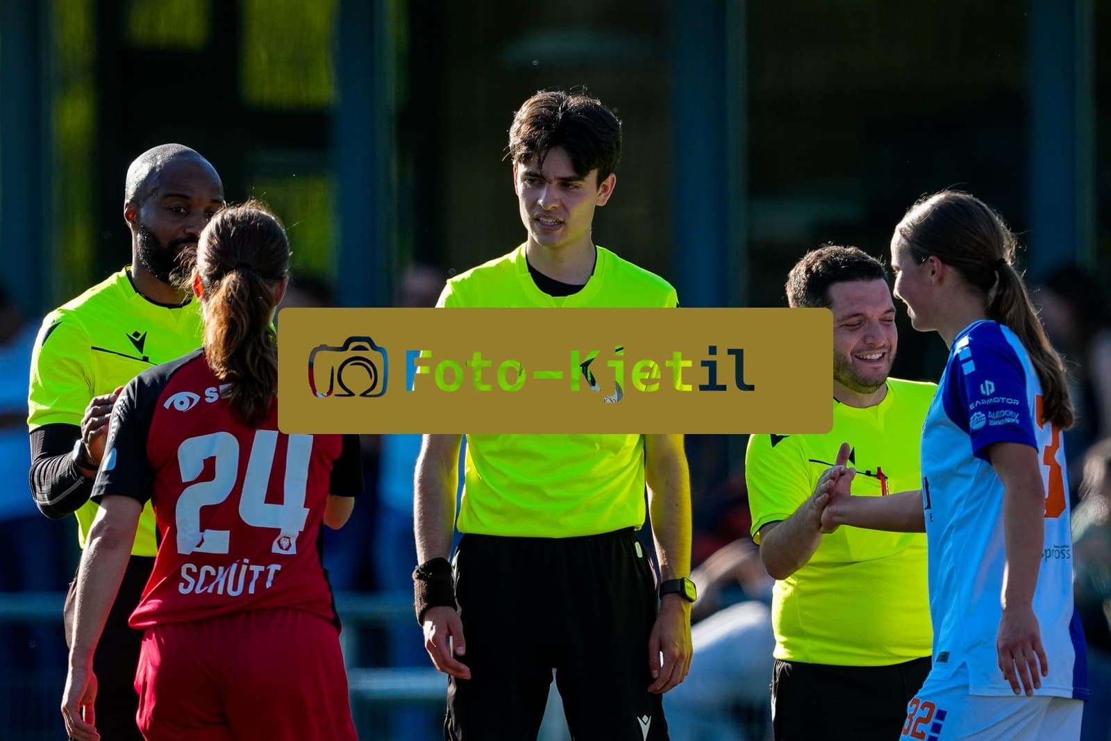 Schweiz: AXA Women's Super League 2025/26, FC Aarau Frauen vs GC Frauenfussball - Sportanlage Schachen, Aarau: Schiedsrichter Nico Rechsteiner, Linienrichter 1 Silvester Odiase, Linienrichter 2 Rosario Cataldo nach dem Spiel mit Tabea Dorothee Maria Schütt - Tabea Dorothee Maria Schutt (24 FC Aarau) und Ida Wegmann (32 Grasshoppers)