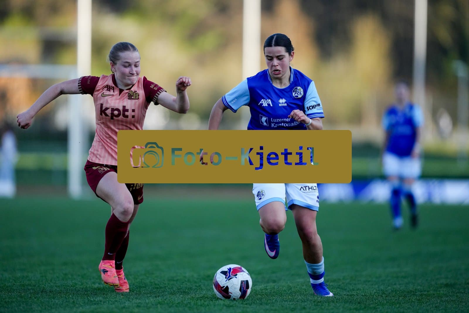 Schweiz: AXA Women's Super League 2025/26, FC Luzern vs BSC YB Frauen - Hubelmatt, Luzern: Alyssa Keller (99 FCL) gegen Noa Linn Münger - Noa Linn Munger (8 YB Frauen)