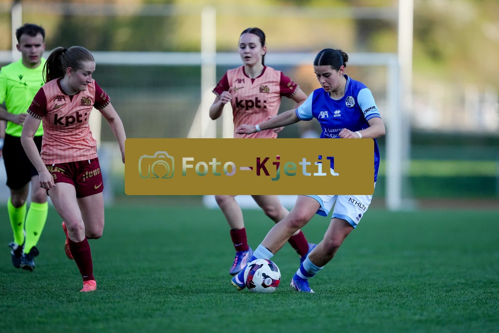 Schweiz: AXA Women's Super League 2025/26, FC Luzern vs BSC YB Frauen - Hubelmatt, Luzern: Alyssa Keller (99 FCL) gegen Noa Linn Münger - Noa Linn Munger (8 YB Frauen) und Emilie De Maddalena (15 YB Frauen)
