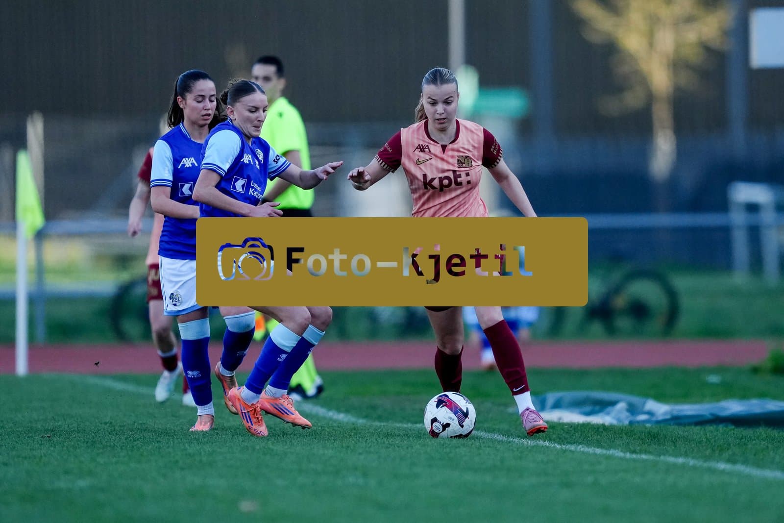 Schweiz: AXA Women's Super League 2025/26, FC Luzern vs BSC YB Frauen - Hubelmatt, Luzern: Maja Jelcic (99 YB Frauen) gegen Gentiana Fetaj (9 FCL) und Melissa Rondalli (21 FCL)