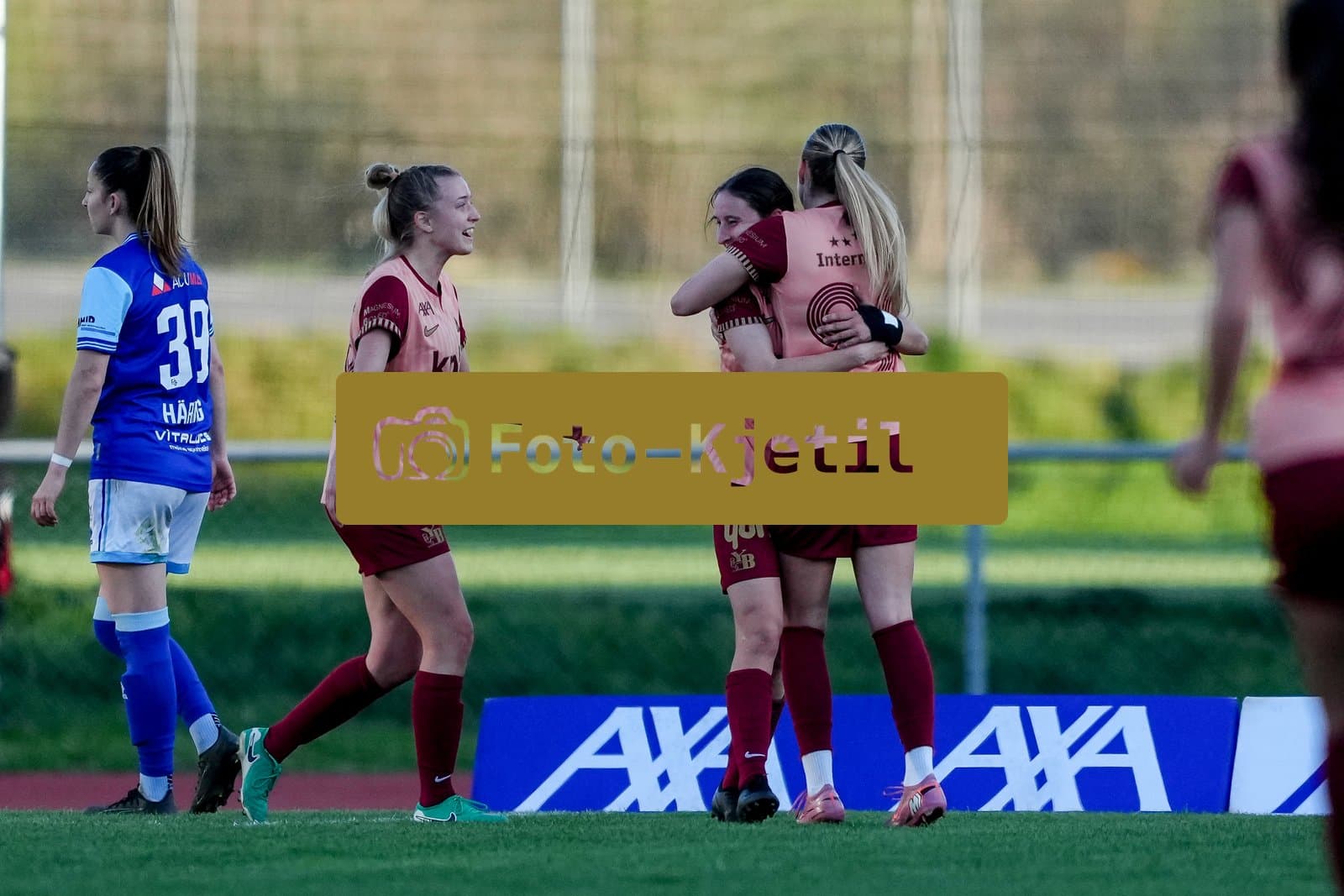 Schweiz: AXA Women's Super League 2025/26, FC Luzern vs BSC YB Frauen - Hubelmatt, Luzern: Malaurie Granges (13 YB Frauen) jubelt nach ihrem Tor mit Athena Marie Kuehn (12 YB Frauen) und Maja Jelcic (99 YB Frauen)