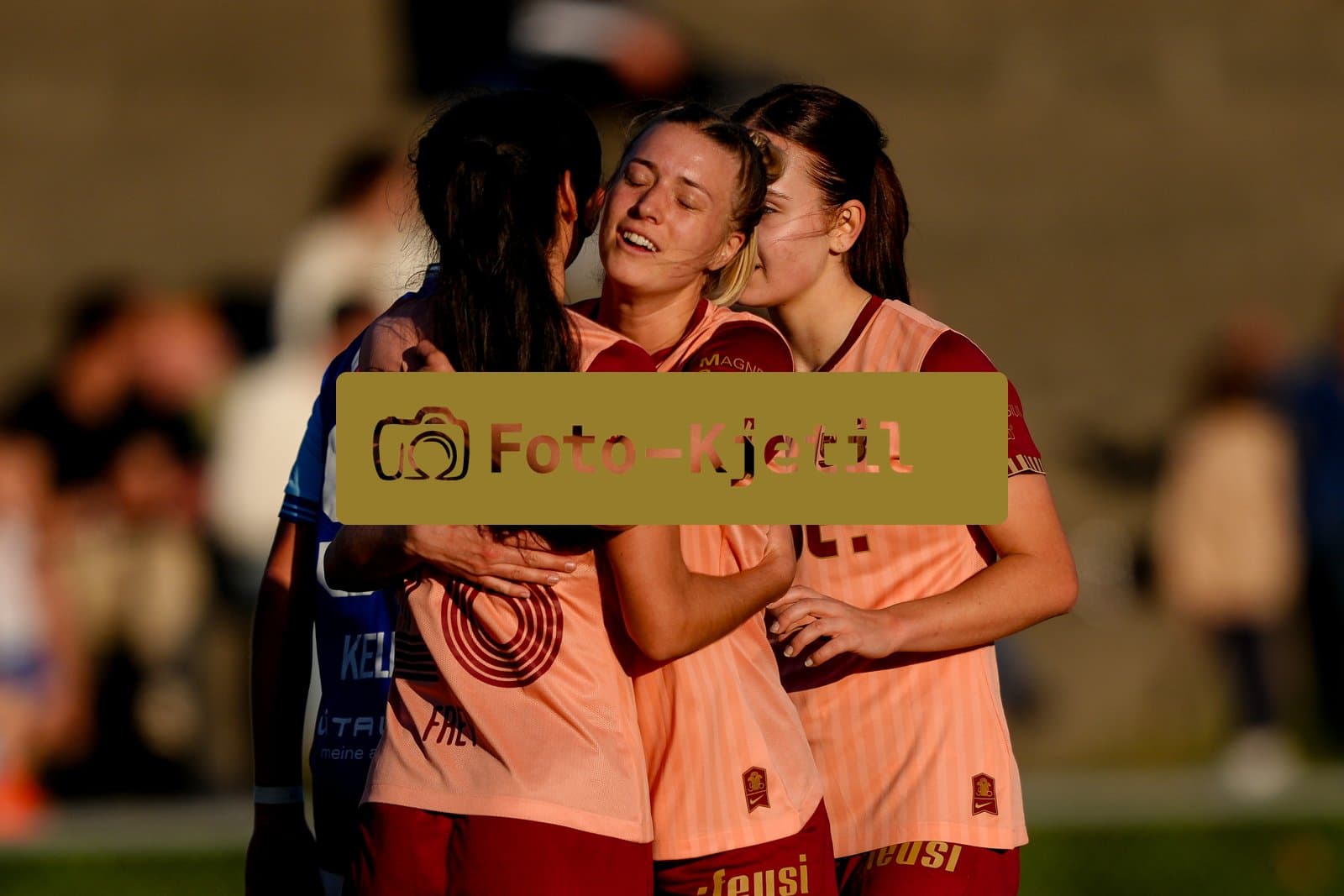 Schweiz: AXA Women's Super League 2025/26, FC Luzern vs BSC YB Frauen - Hubelmatt, Luzern: Athena Marie Kuehn (12 YB Frauen) mit Laura Frey (26 YB Frauen) nach dem Spiel