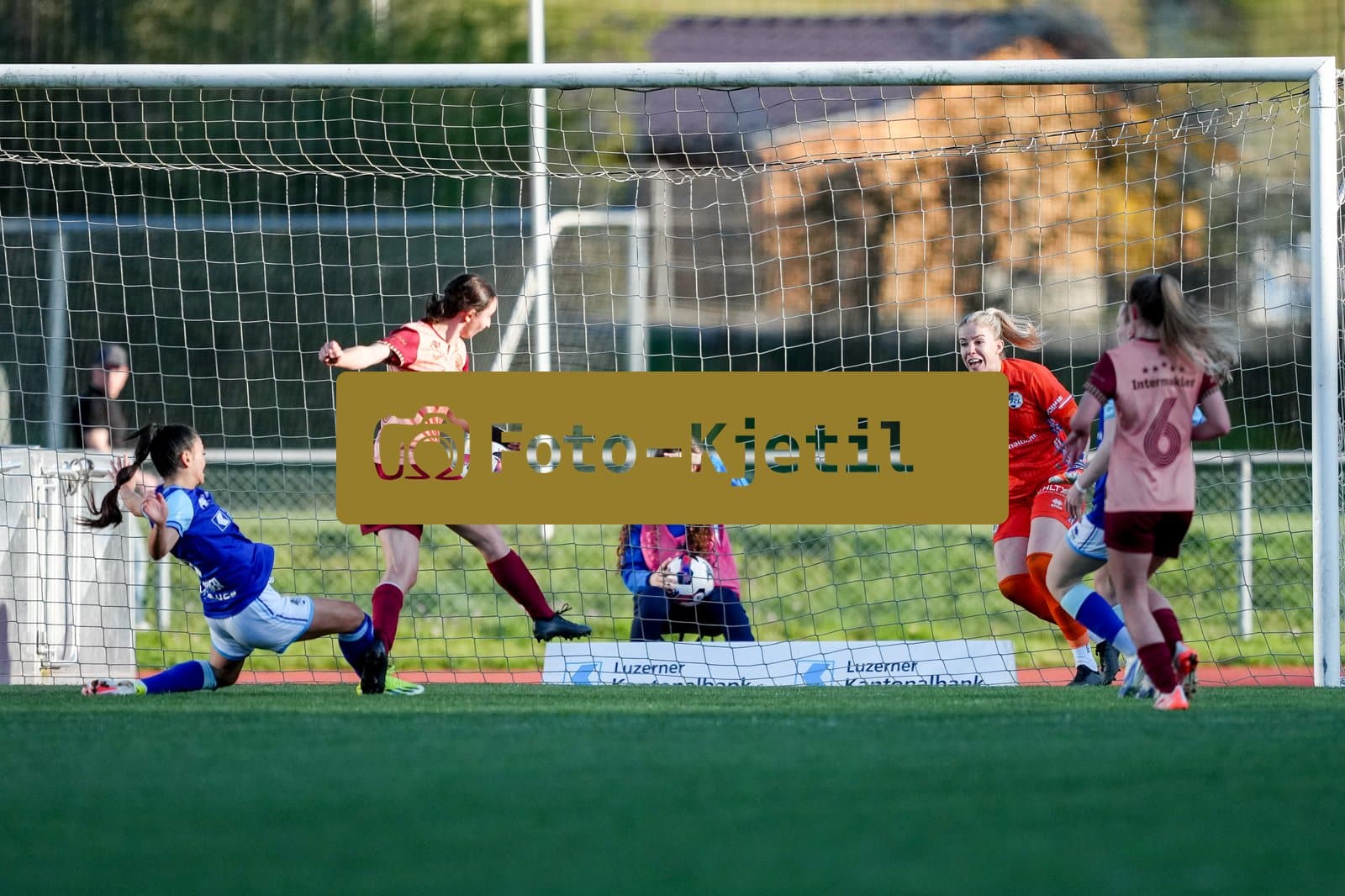 Schweiz: AXA Women's Super League 2025/26, FC Luzern vs BSC YB Frauen - Hubelmatt, Luzern: Tor von Malaurie Granges (13 YB Frauen) gegen Laura Schneider (45 FCL)