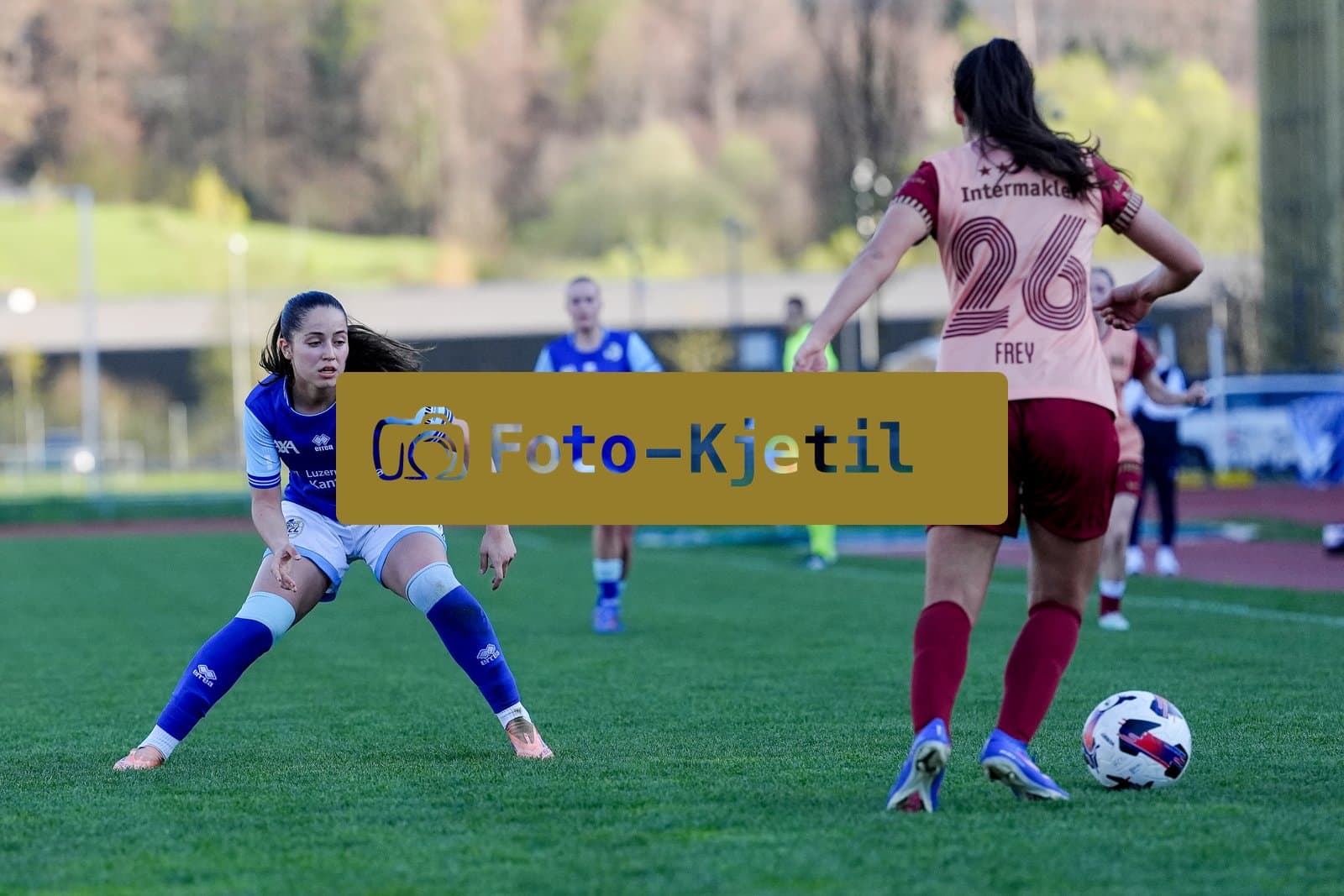 Schweiz: AXA Women's Super League 2025/26, FC Luzern vs BSC YB Frauen - Hubelmatt, Luzern: Melissa Rondalli (21 FCL) gegen Laura Frey (26 YB Frauen)