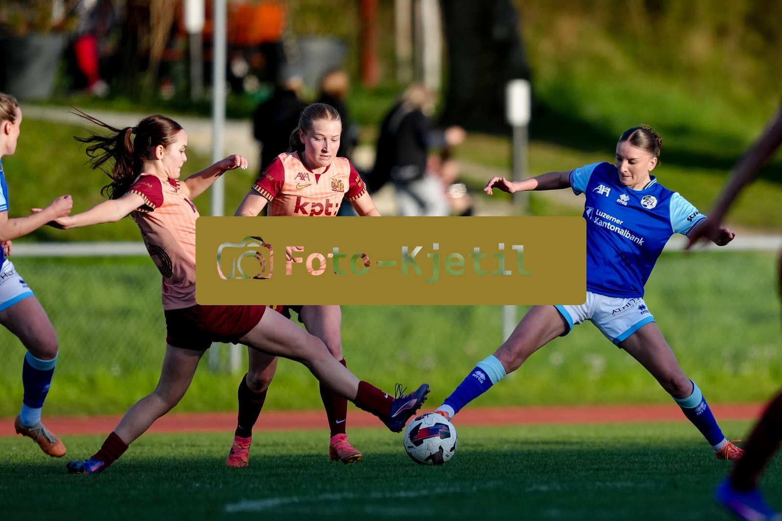 Schweiz: AXA Women's Super League 2025/26, FC Luzern vs BSC YB Frauen - Hubelmatt, Luzern: Gentiana Fetaj (9 FCL) gegen Noa Linn Münger - Noa Linn Munger (8 YB Frauen) und Emilie De Maddalena (15 YB Frauen)