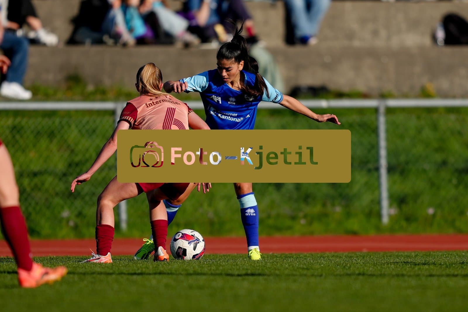 Schweiz: AXA Women's Super League 2025/26, FC Luzern vs BSC YB Frauen - Hubelmatt, Luzern: Michele Schnider (6 FCL) gegen Andrea Schenk (6 YB Frauen)
