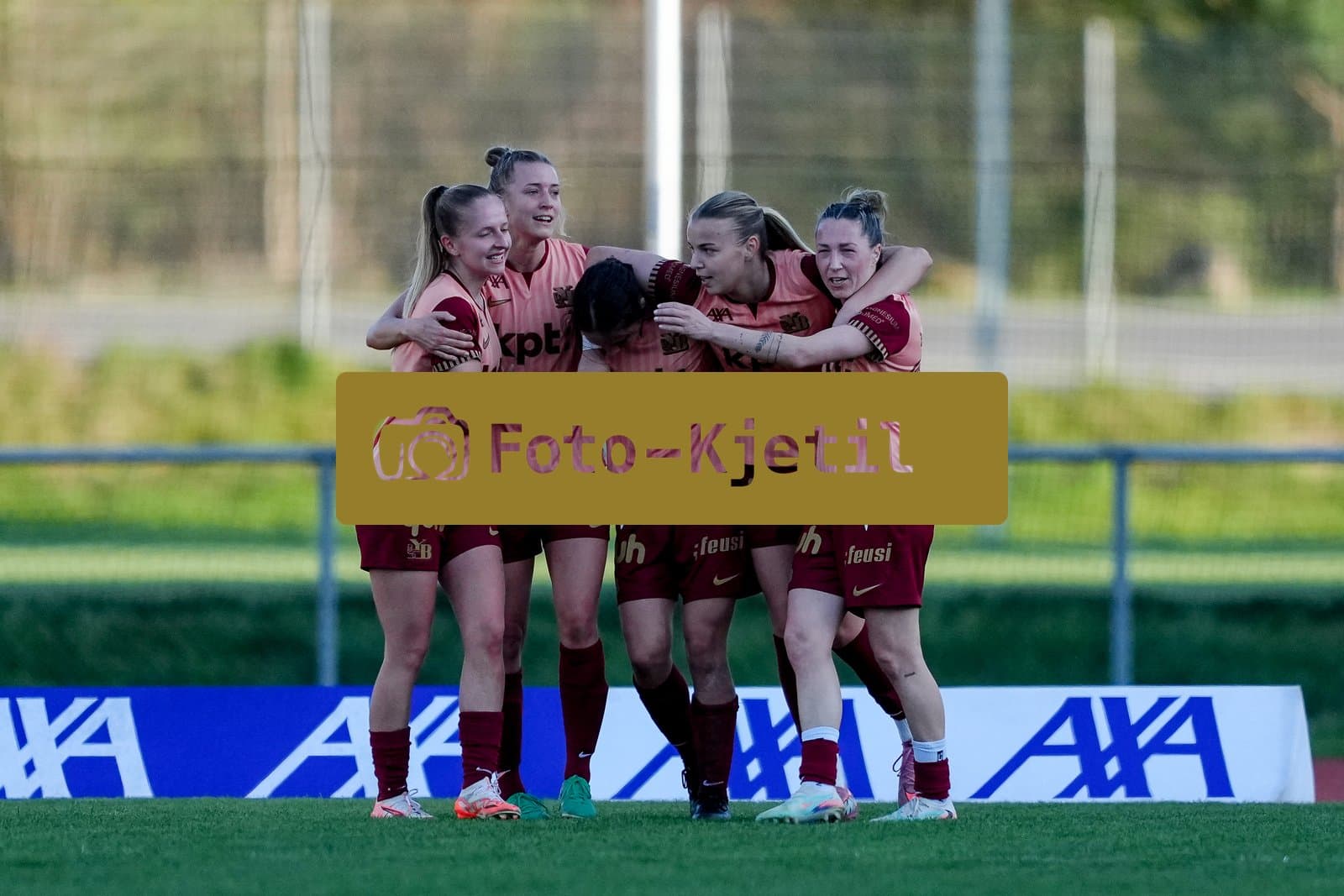 Schweiz: AXA Women's Super League 2025/26, FC Luzern vs BSC YB Frauen - Hubelmatt, Luzern: Malaurie Granges (13 YB Frauen) jubelt nach ihrem Tor mit dem Team