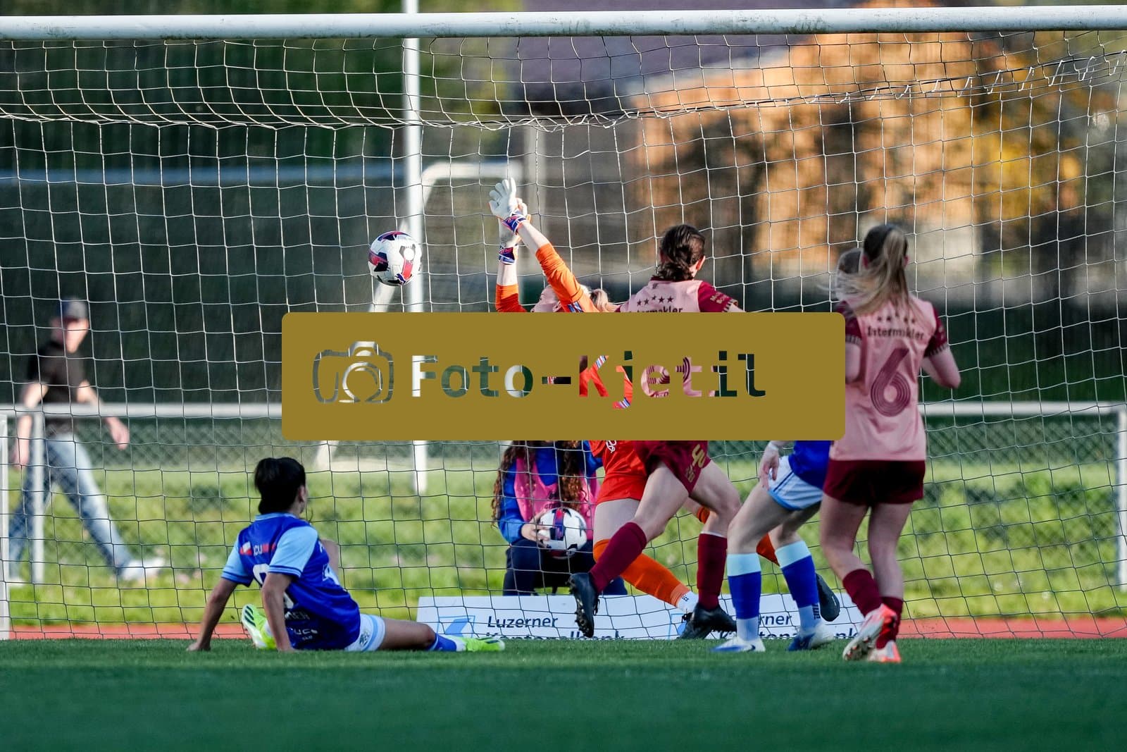 Schweiz: AXA Women's Super League 2025/26, FC Luzern vs BSC YB Frauen - Hubelmatt, Luzern: Tor von Malaurie Granges (13 YB Frauen) gegen Laura Schneider (45 FCL)
