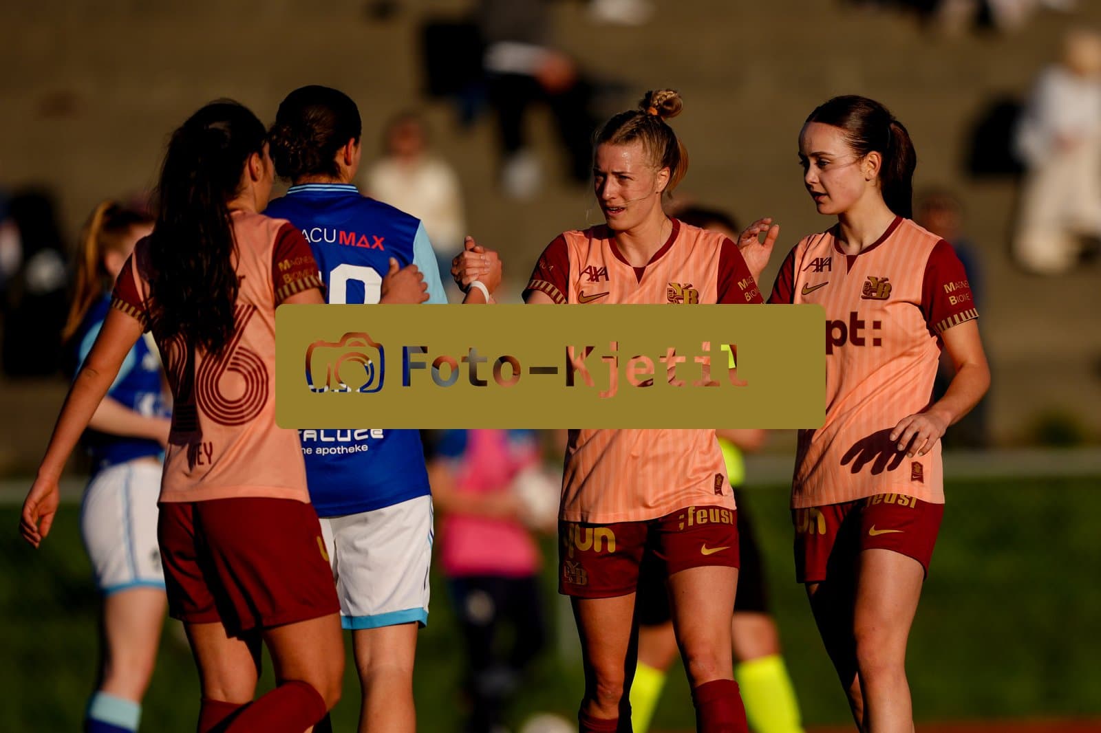 Schweiz: AXA Women's Super League 2025/26, FC Luzern vs BSC YB Frauen - Hubelmatt, Luzern: Athena Marie Kuehn (12 YB Frauen) mit Emilie De Maddalena (15 YB Frauen) und Laura Frey (26 YB Frauen) bedanken sich bei Alyssa Keller (99 FC Luzern)