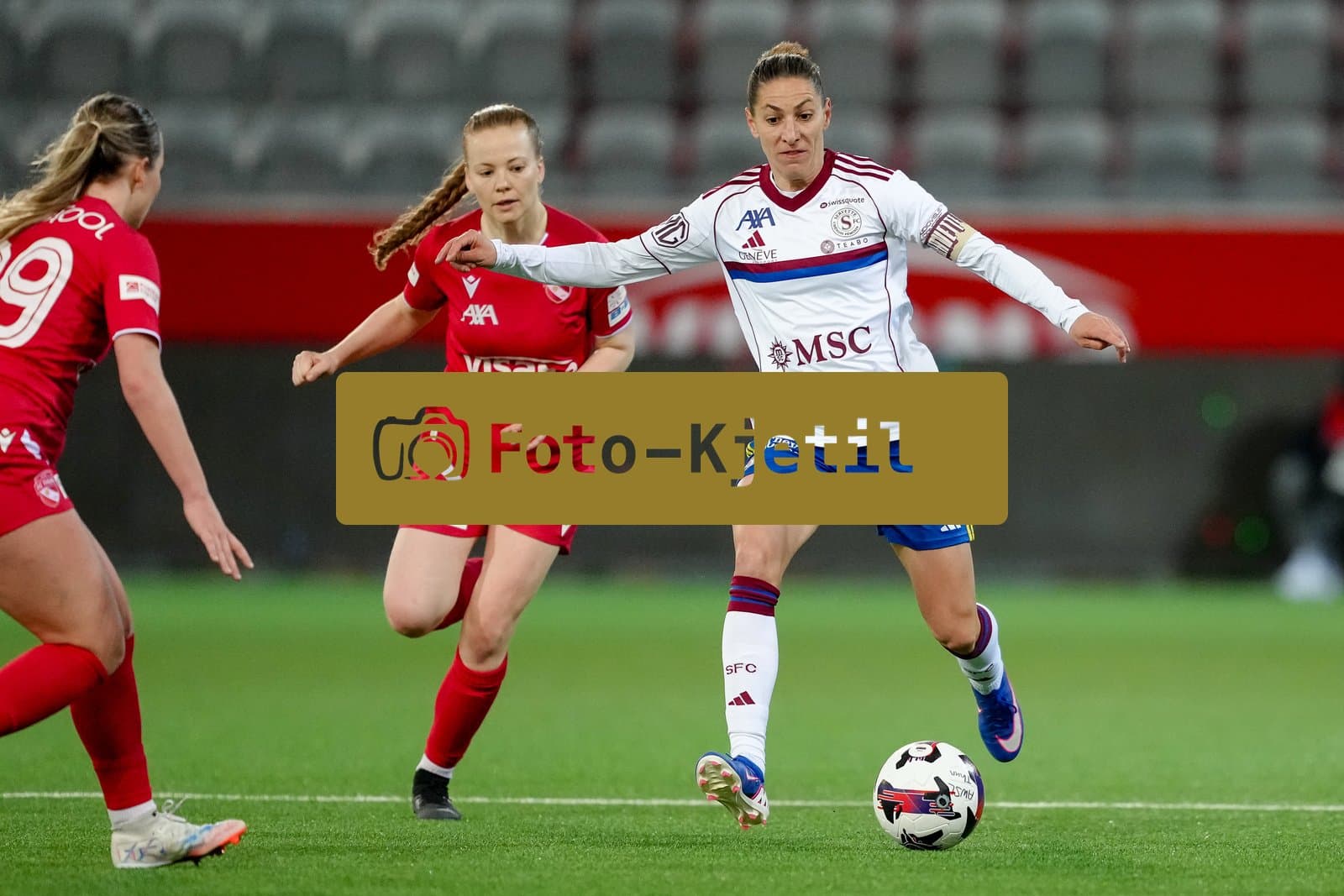 Schweiz: AXA Women's Super League 2025/26, FC Thun vs Servette FC Chenois Feminin - Stockhorn Arena, Thun: Ana Jelencic (18 Servette FC) in Aktion
