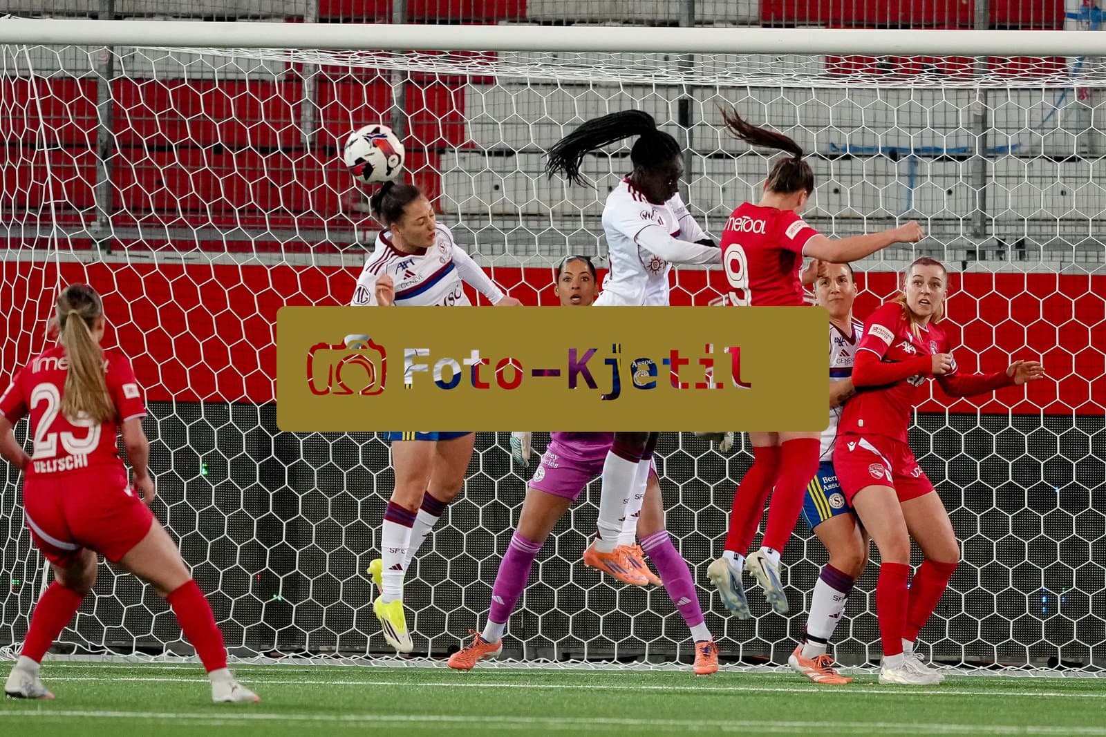 Schweiz: AXA Women's Super League 2025/26, FC Thun vs Servette FC Chenois Feminin - Stockhorn Arena, Thun: Lumbardha Misini (6 Servette FC) mit einem Kopfball zur Verteidigung vor Mickaela Victoria Maeva Bottega (30 Servette FC)